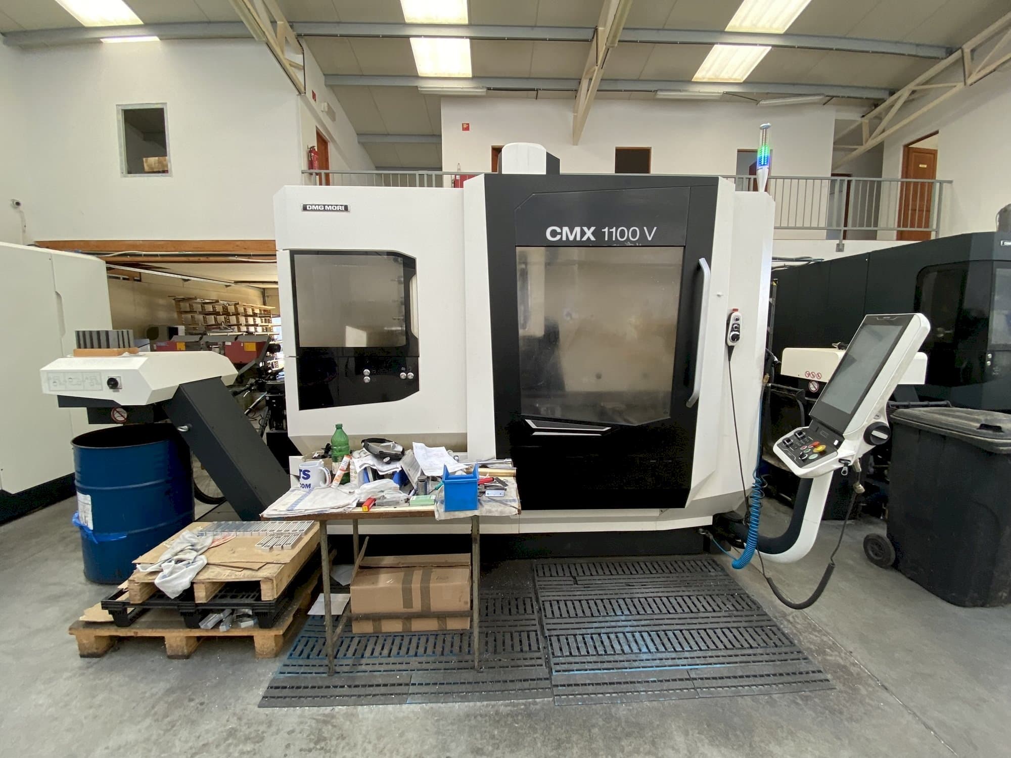 A DMG MORI CMX 1100  gép elölnézete