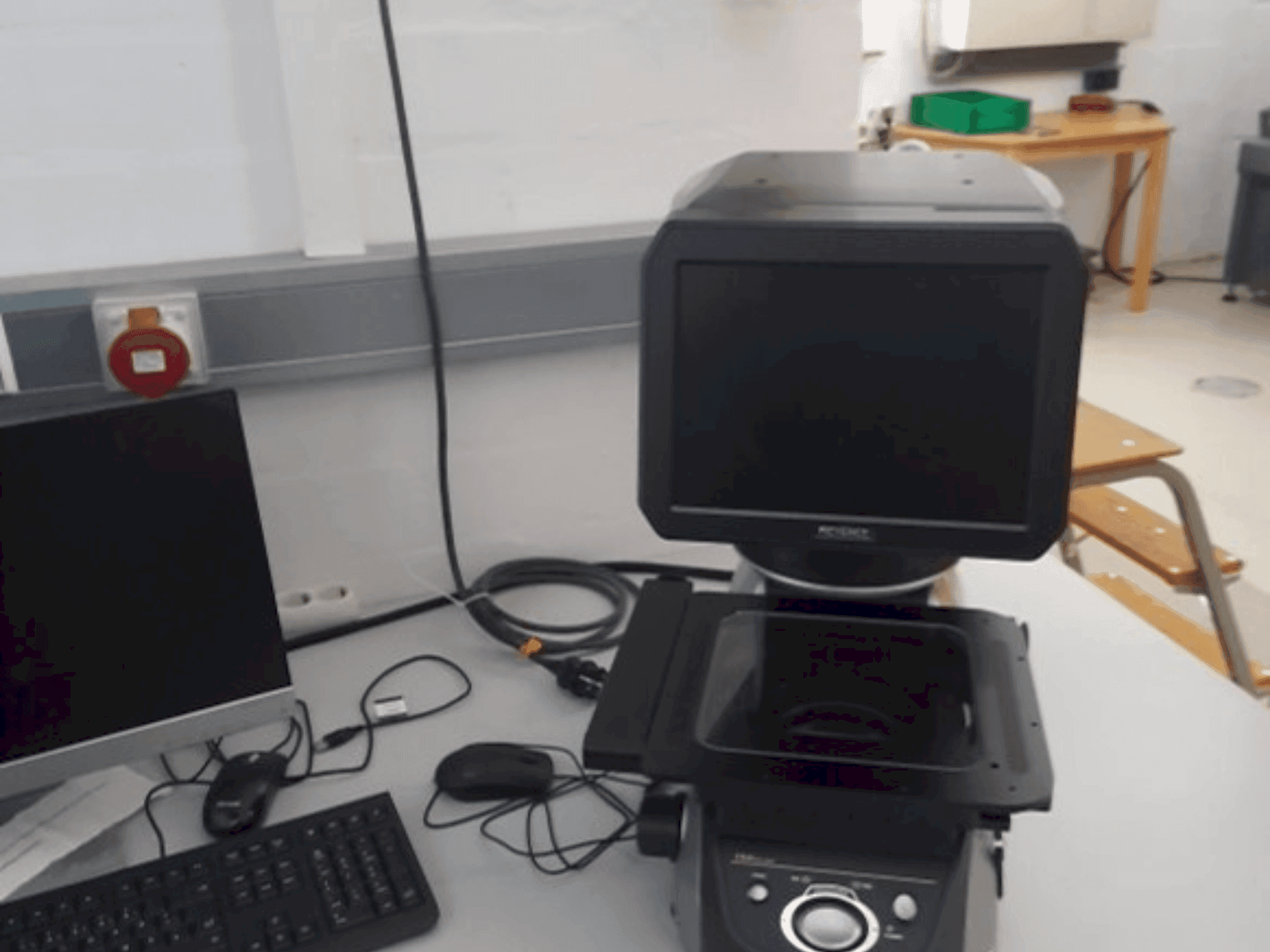 A KEYENCE IM-7020  gép elölnézete