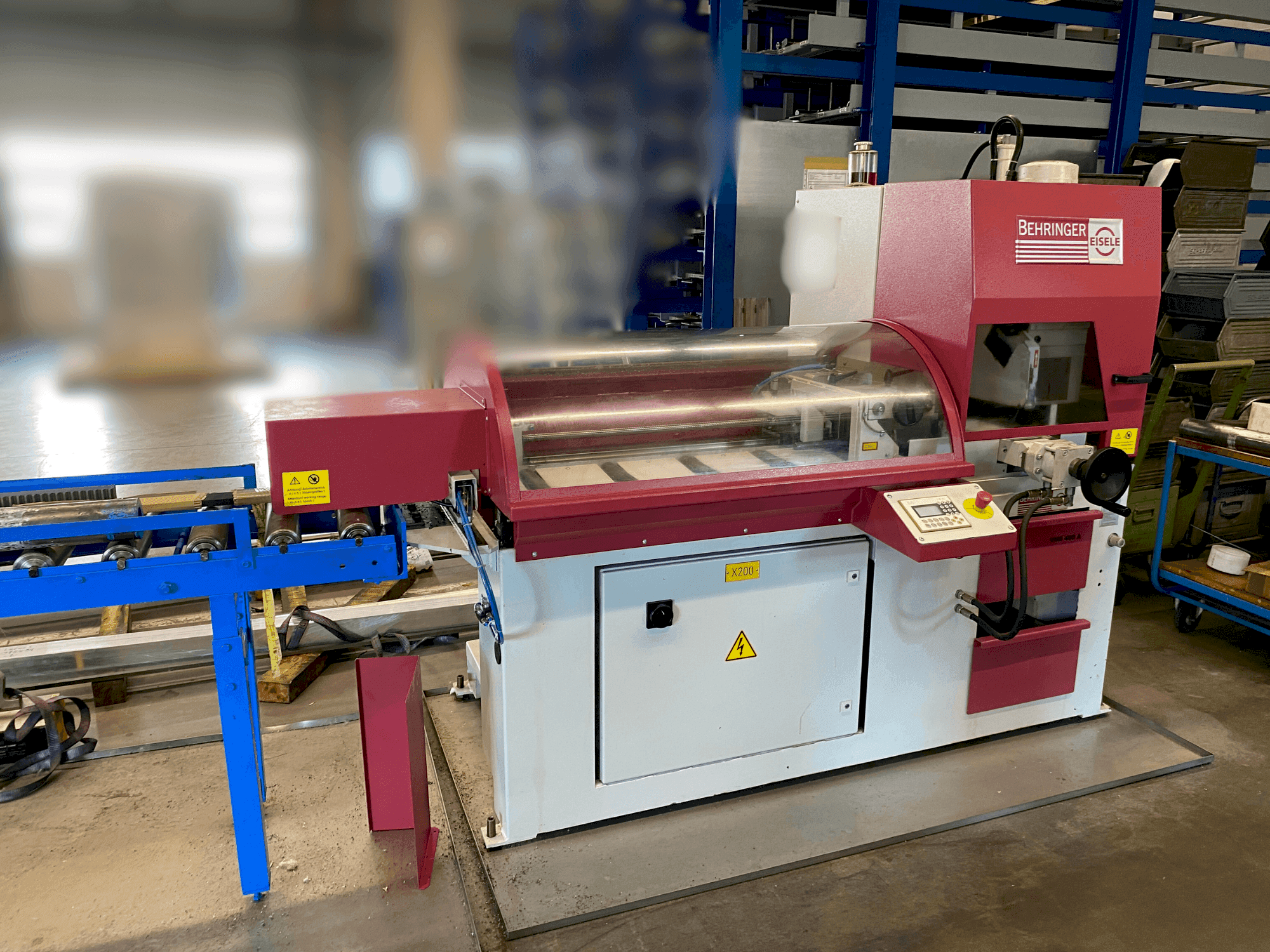 A Behringer VMS 400-A  gép elölnézete