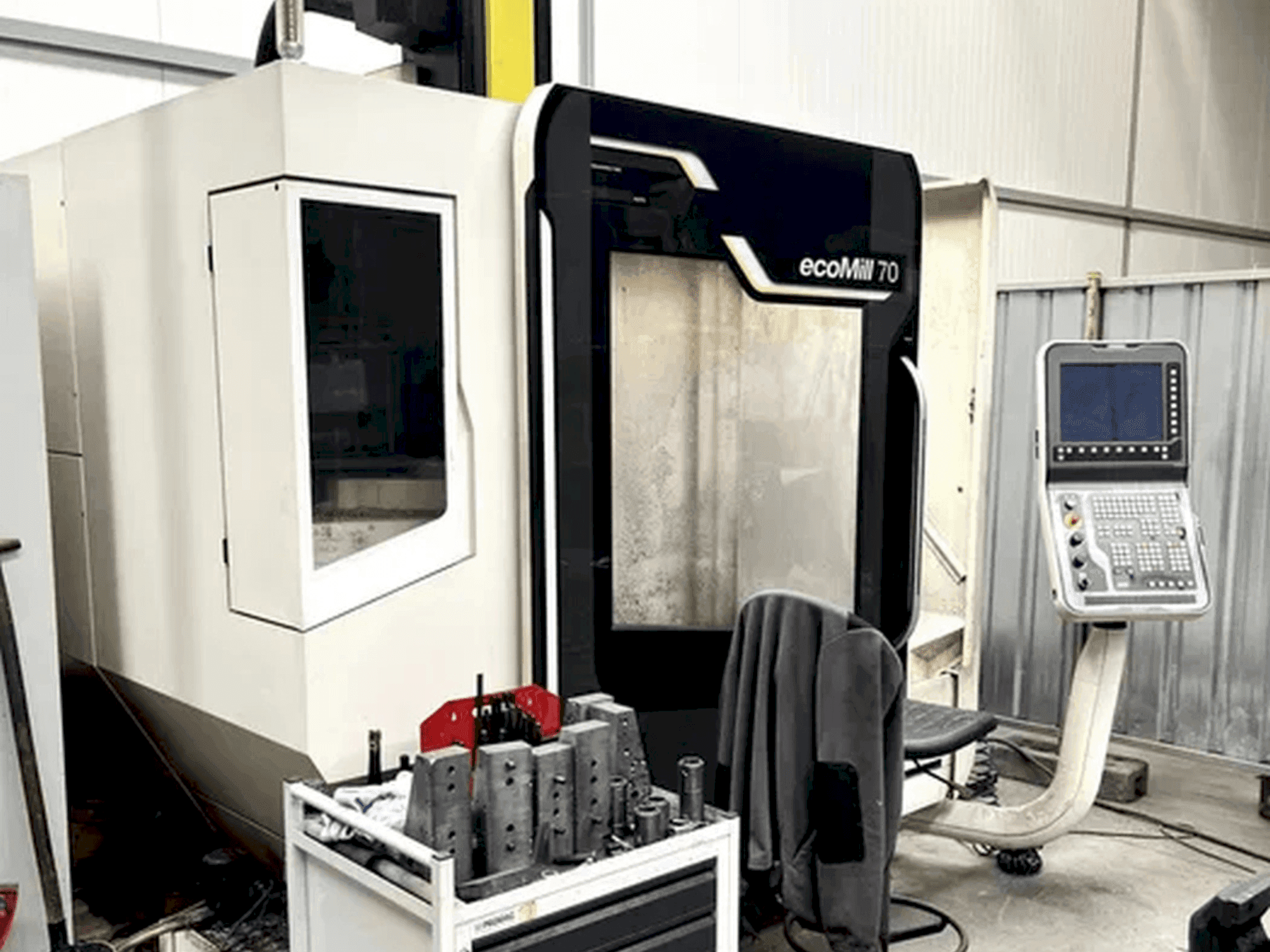 A DMG MORI ecoMill 70  gép elölnézete