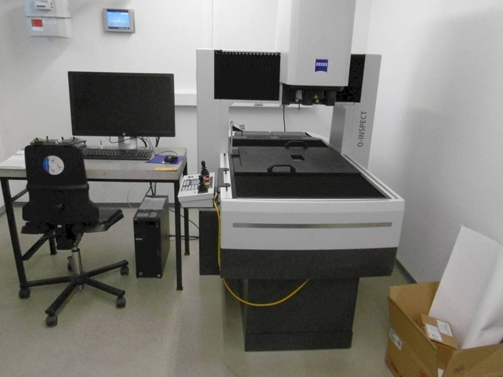 A ZEISS O-Inspect 543  gép elölnézete
