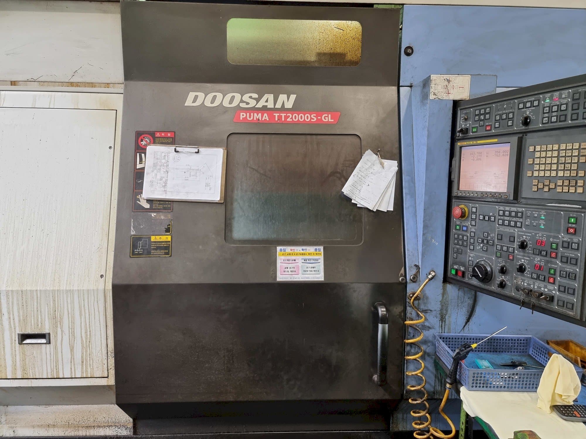 A Doosan PUMA TT2000S-GL  gép elölnézete