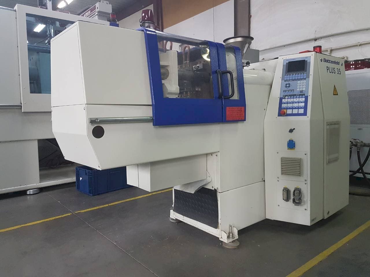 A Battenfeld PLUS 35/75  gép elölnézete