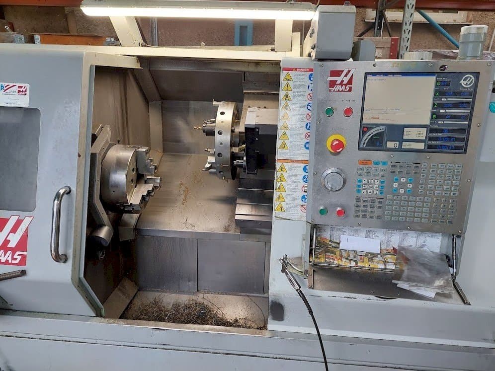 A HAAS SL-30TBHE  gép elölnézete