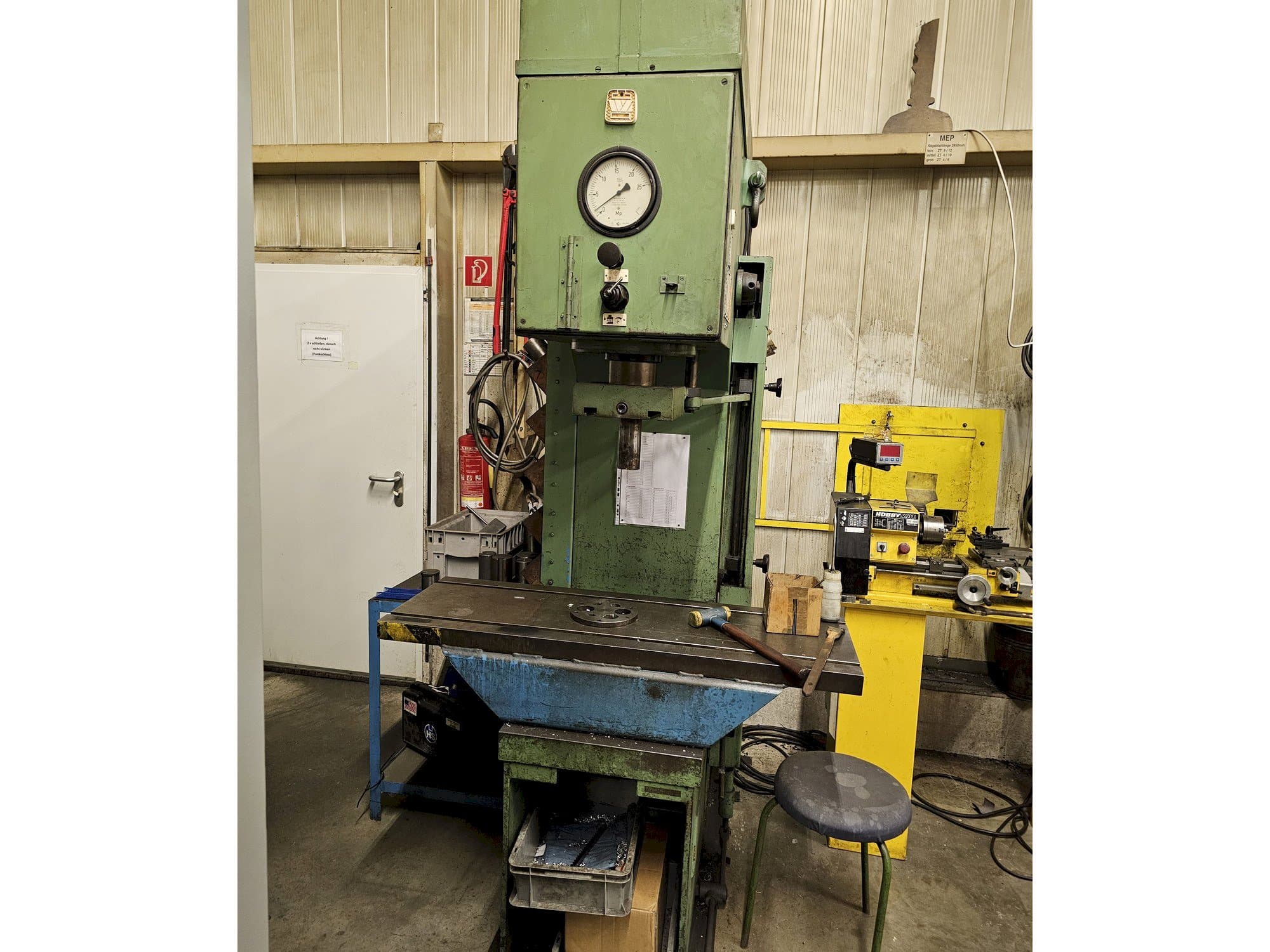 A VEB PYE/25/1  gép elölnézete