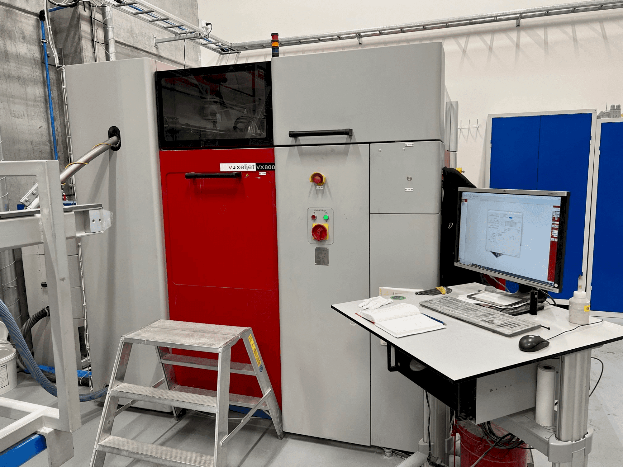 A VOXELJET VX800 (2010)  gép elölnézete