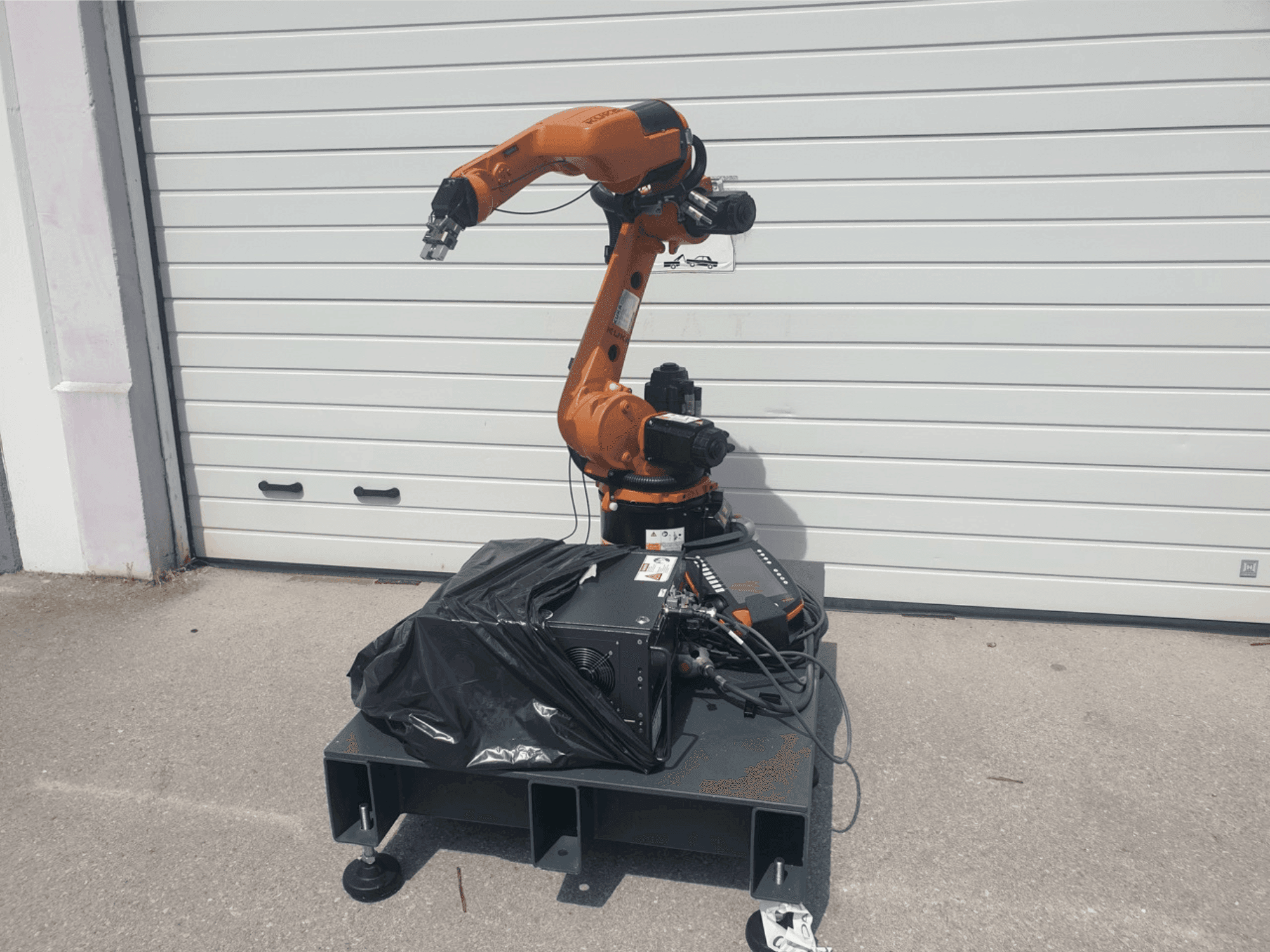 A KUKA KR 8 R1420  gép elölnézete