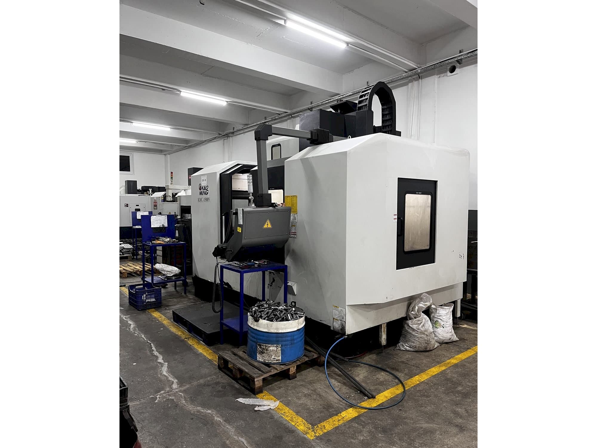 A KAOMING KMC 1500V  gép elölnézete