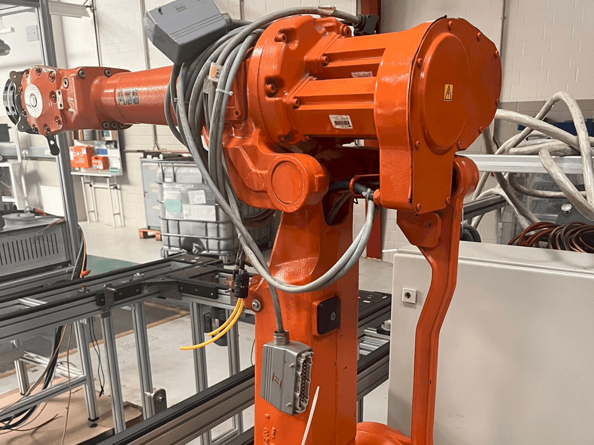 A ABB IRB 2400 M2004  gép elölnézete