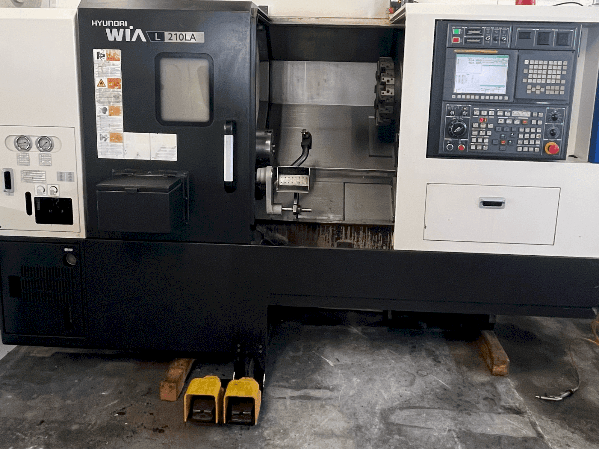 A HYUNDAI KIA L 210LA  gép elölnézete