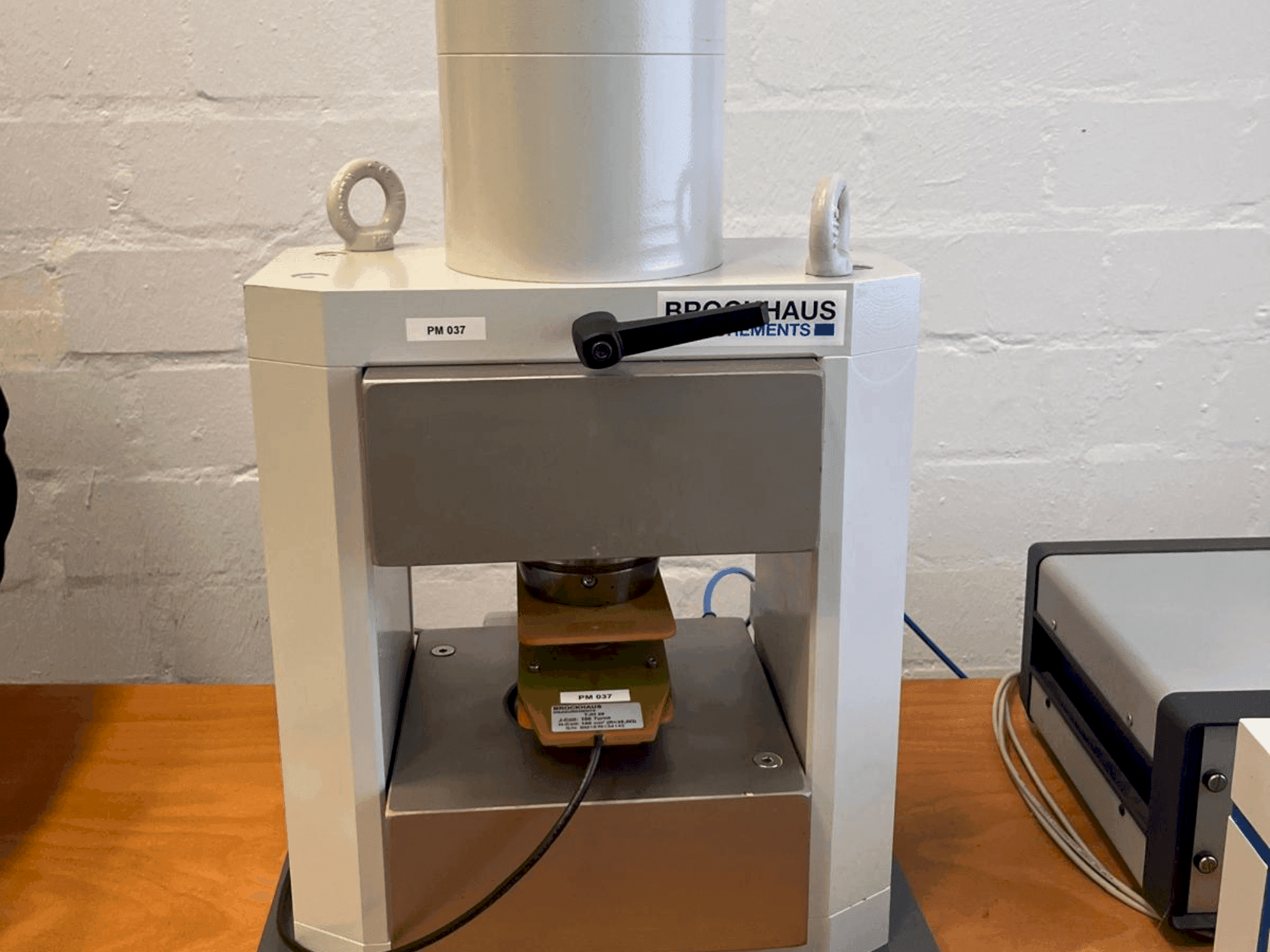 A BROCKHAUS HG200 D  gép elölnézete