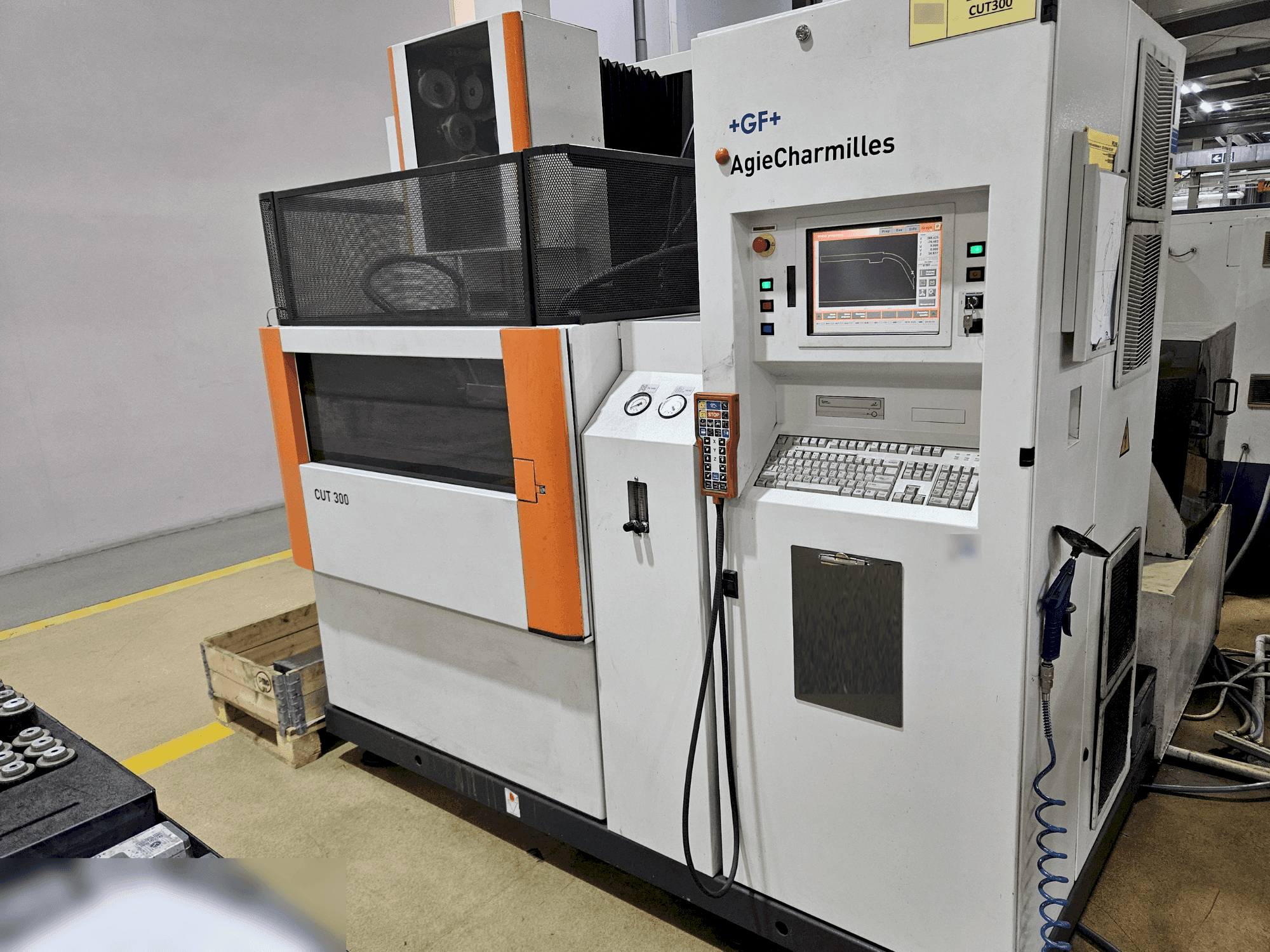 A AgieCharmilles CUT 300  gép elölnézete