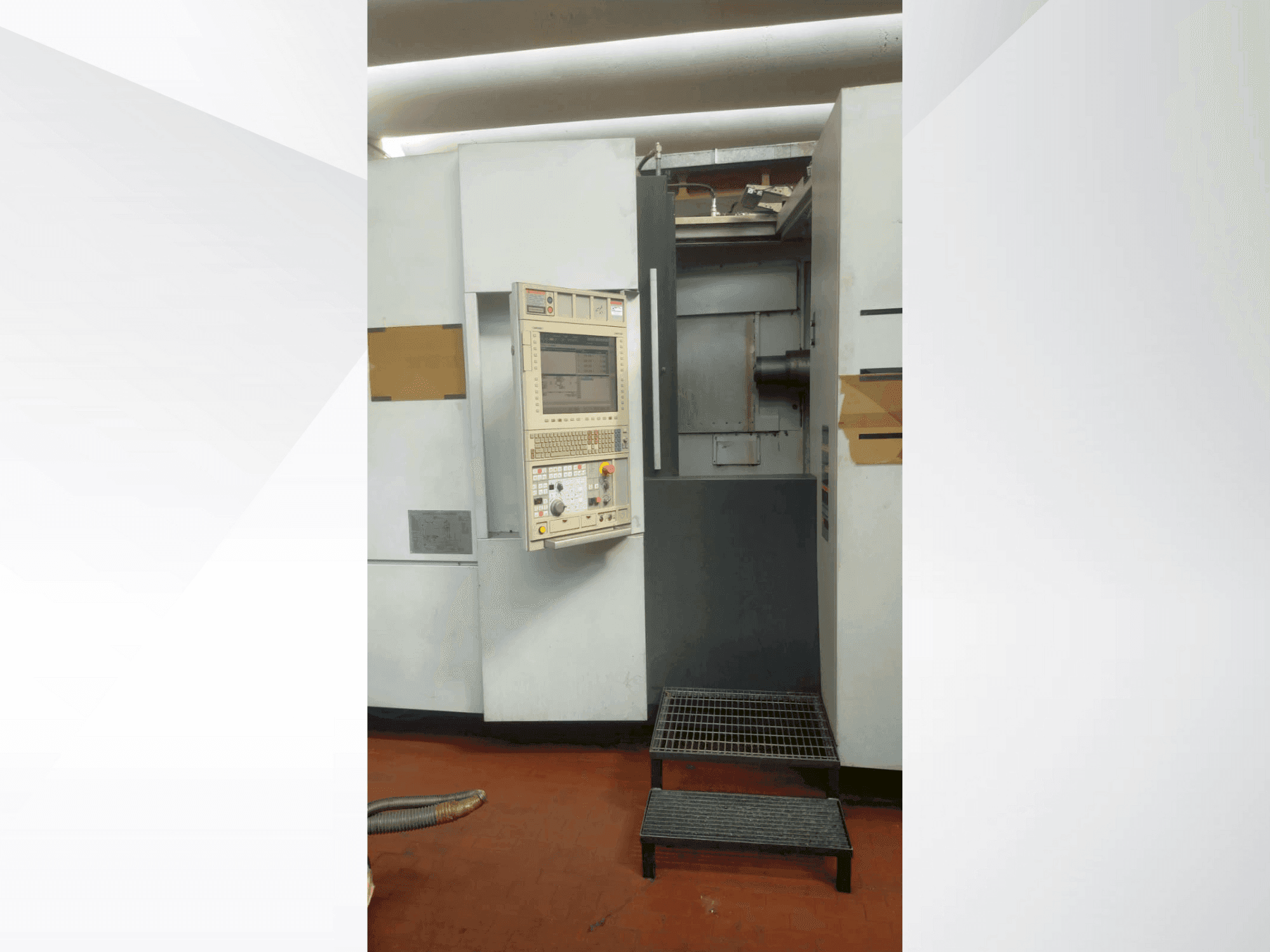 A MORI SEIKI NH 5000/40 DCG  gép elölnézete