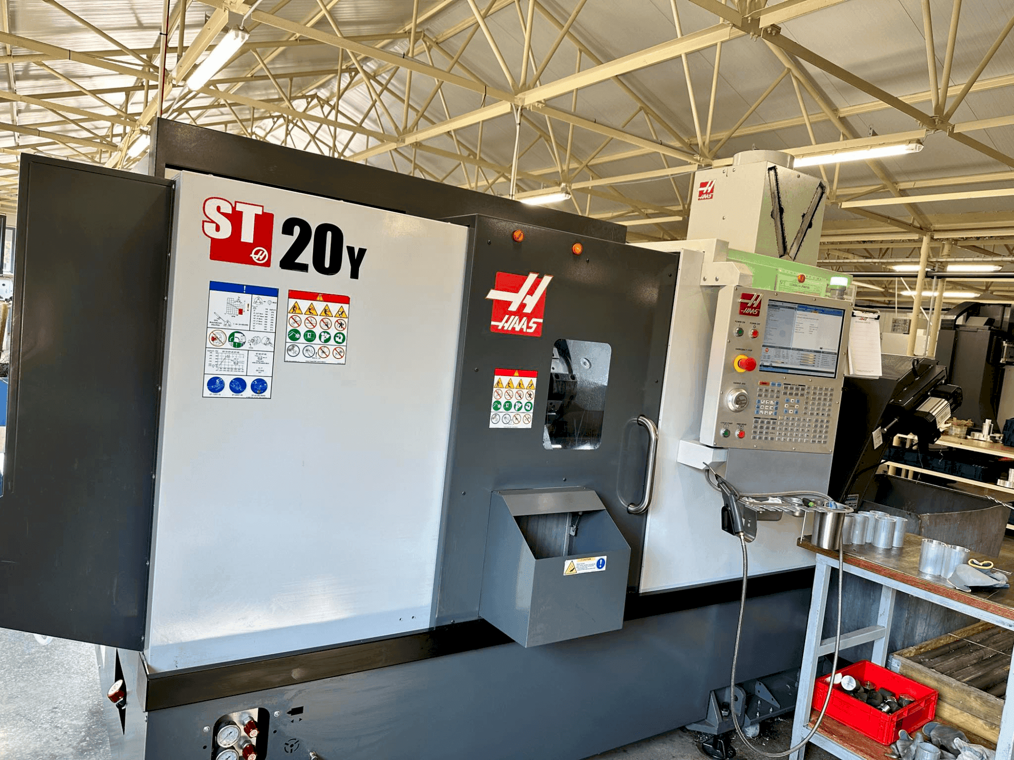 A HAAS ST-20Y (2022)  gép elölnézete