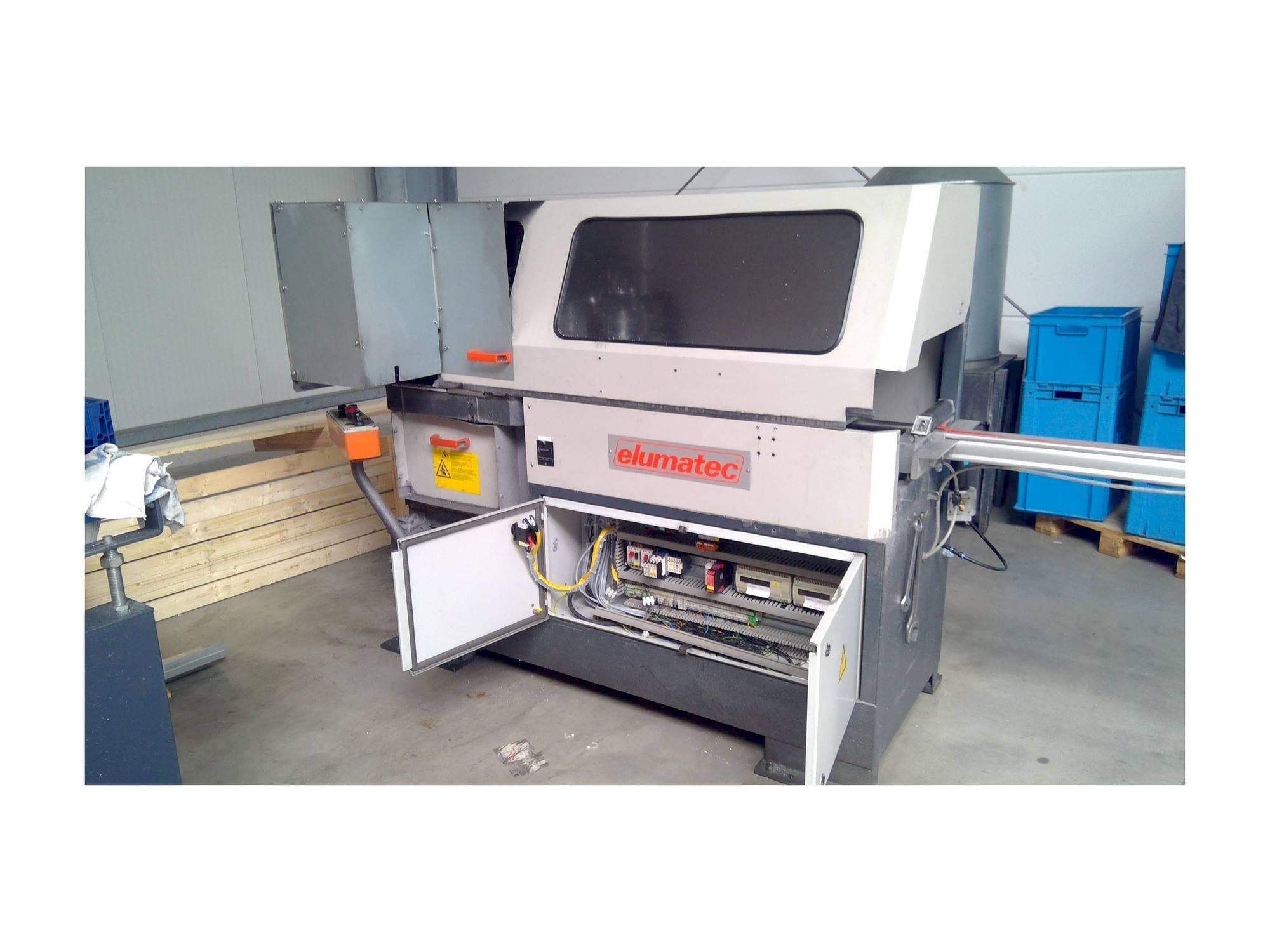 A Elumatec SA 142/38  gép elölnézete