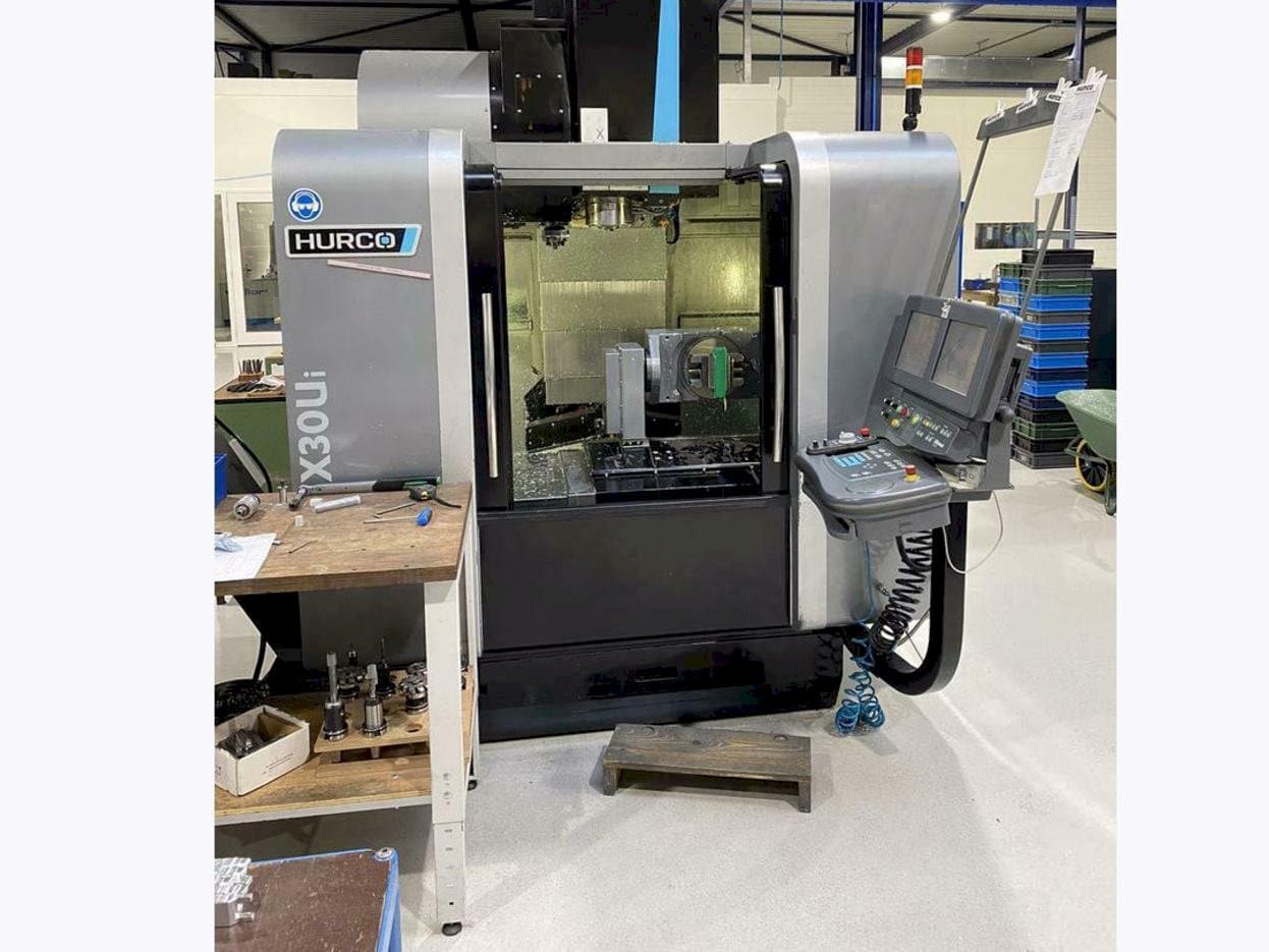 A Hurco VMX30 Ui  gép elölnézete