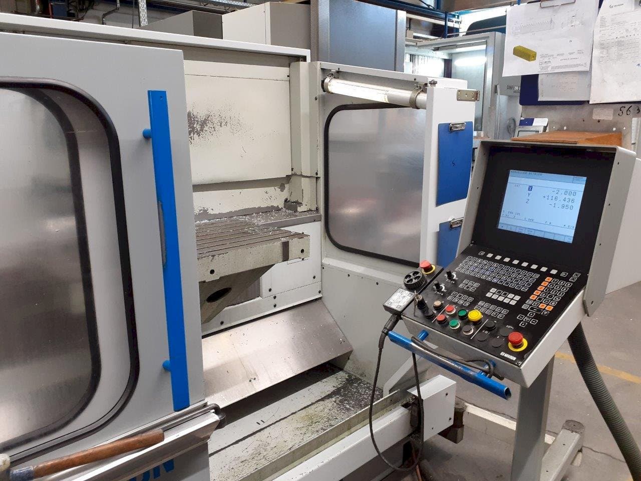 A MIKRON UME 600  gép elölnézete