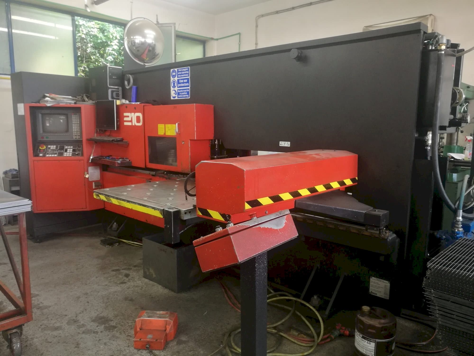 A AMADA Arcade 210  gép elölnézete