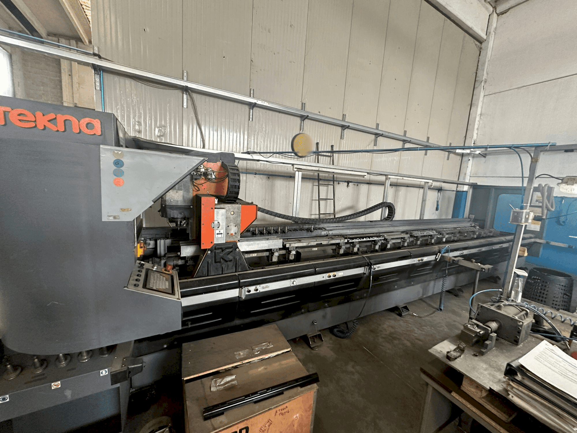 A Tekna Tk427/6  gép elölnézete