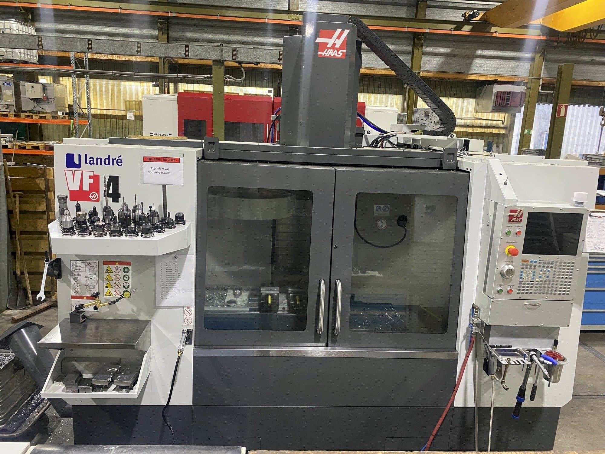A HAAS VF-4 gép elölnézete