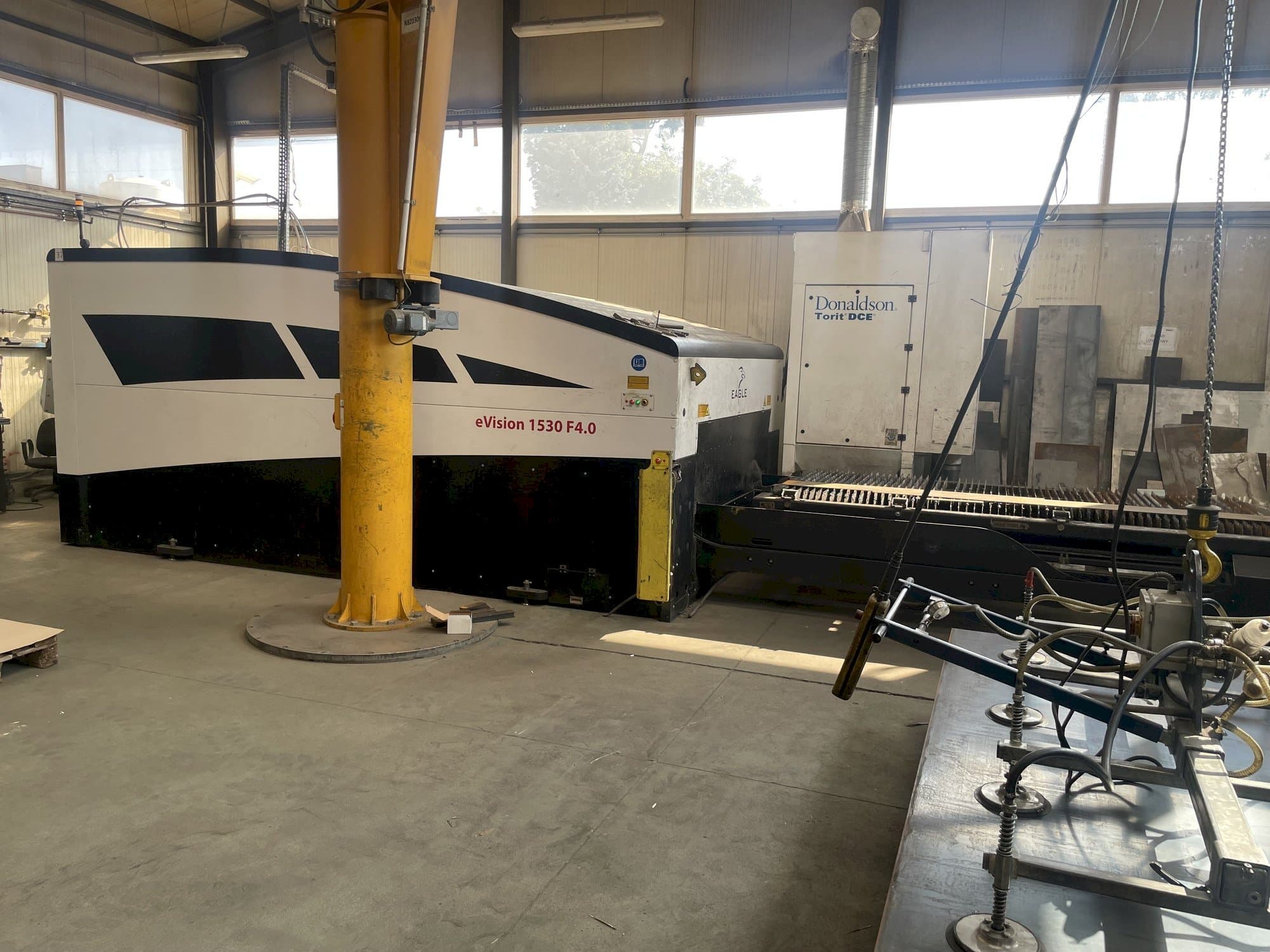 A EAGLE eVision 1530 F4.0  gép elölnézete