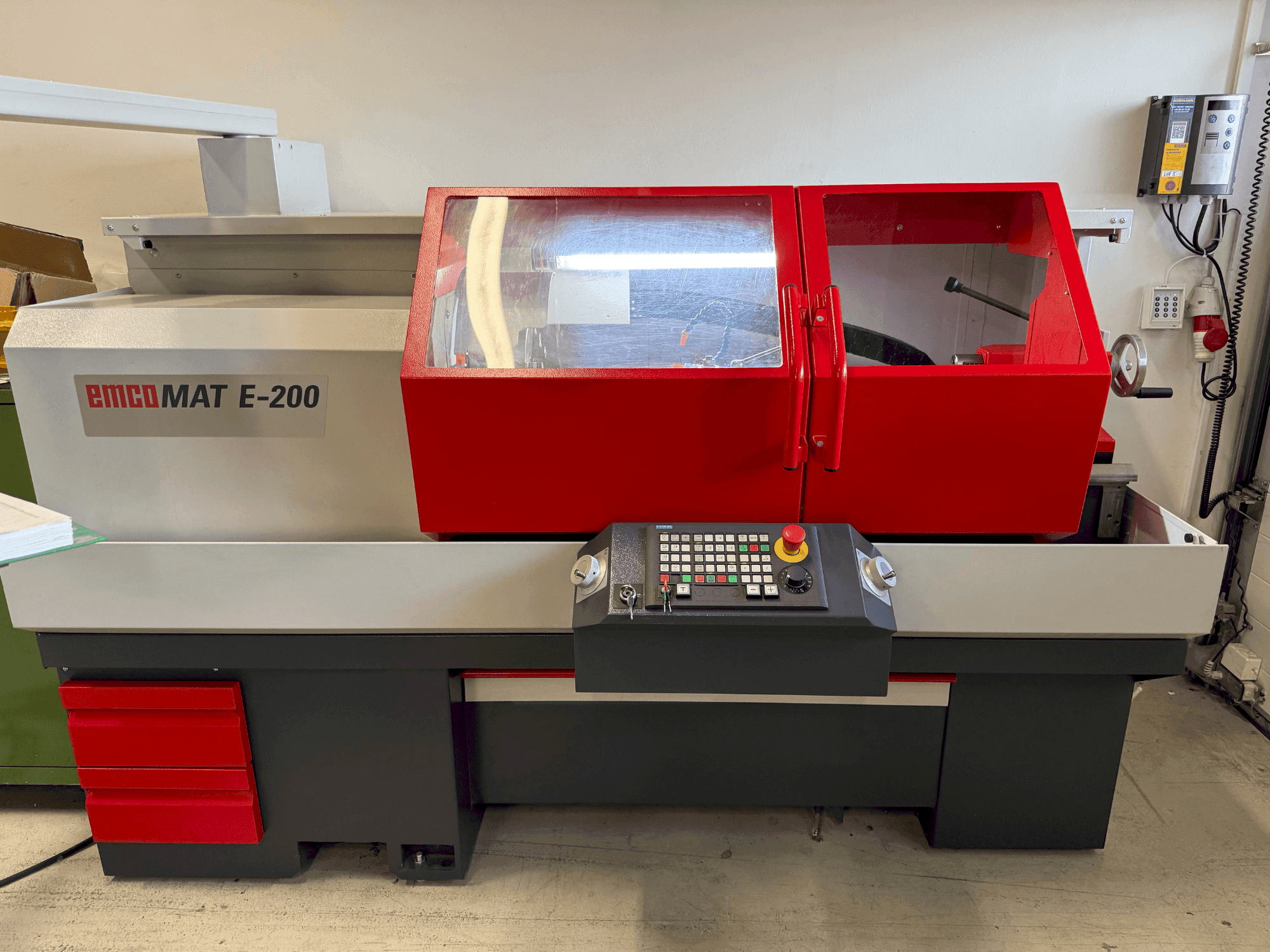 A EMCO Emcomat E-200  gép elölnézete