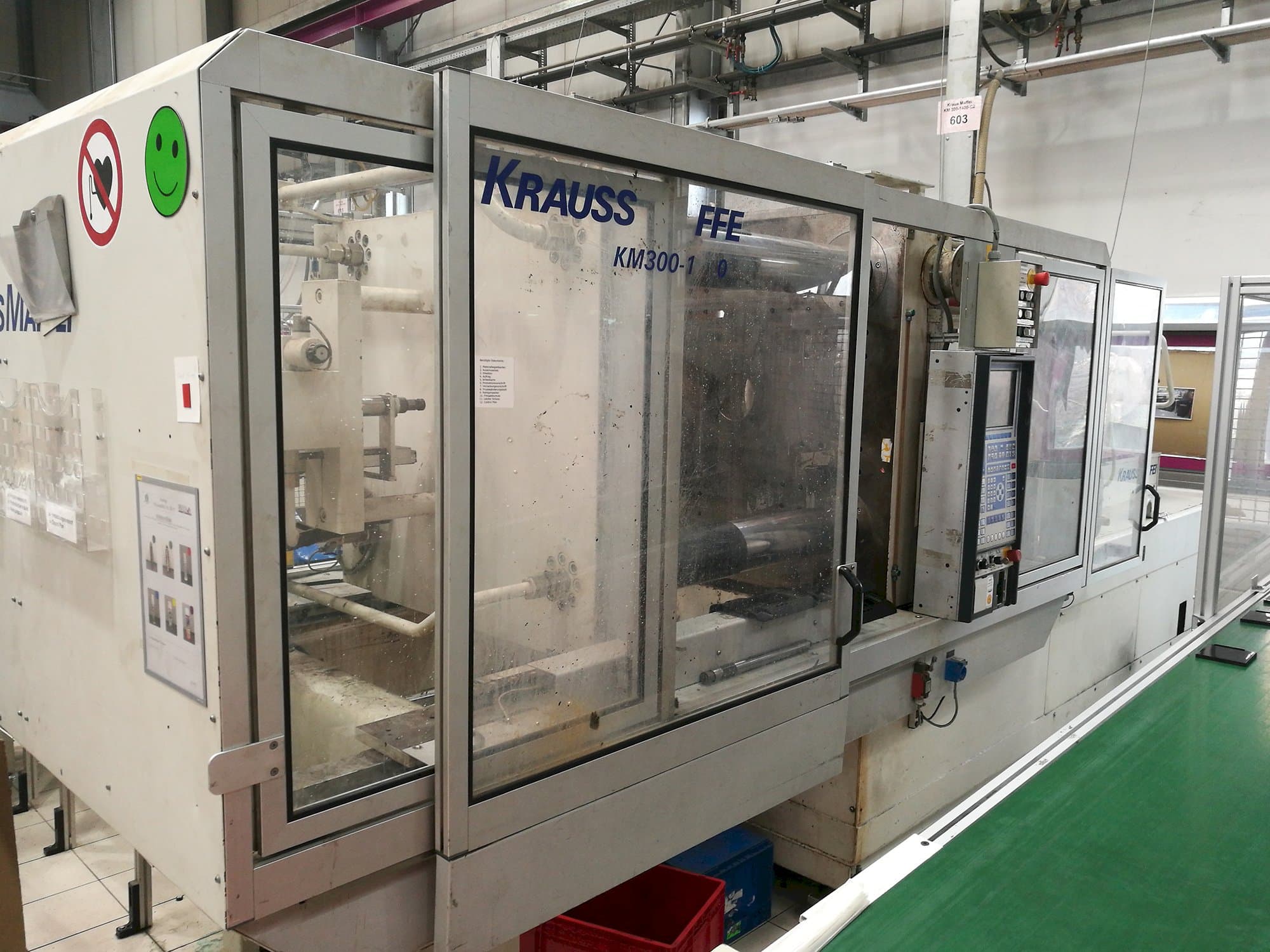 A Krauss Maffei KM 300-1400 C2 gép bal oldali nézete