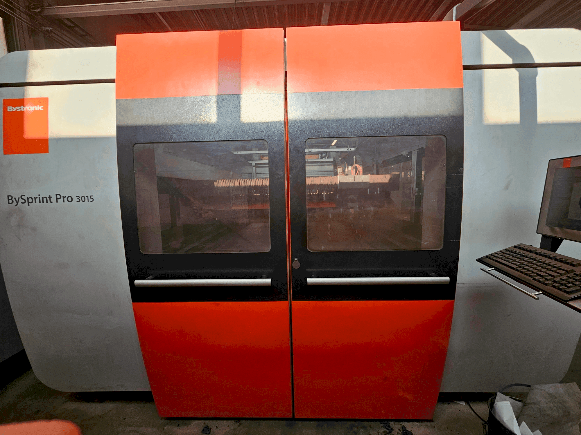 A Bystronic Bysprint Pro 3015  gép elölnézete