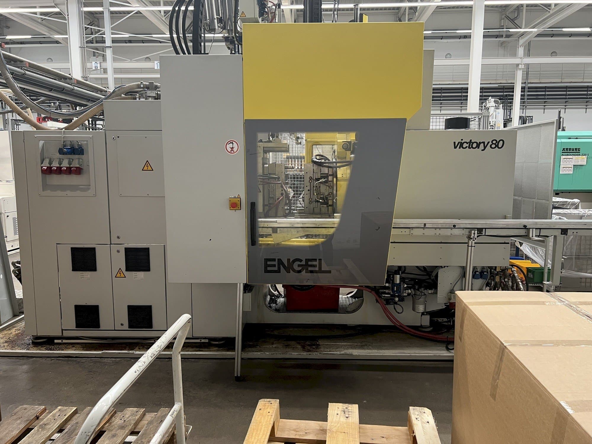 A Engel VC 330H/80V/80CO  gép elölnézete