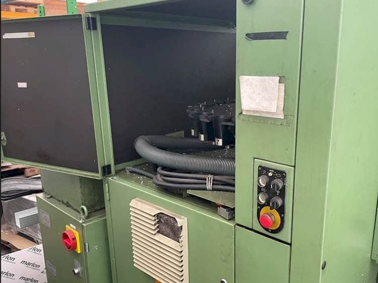 A DECKEL FP4AT  gép elölnézete