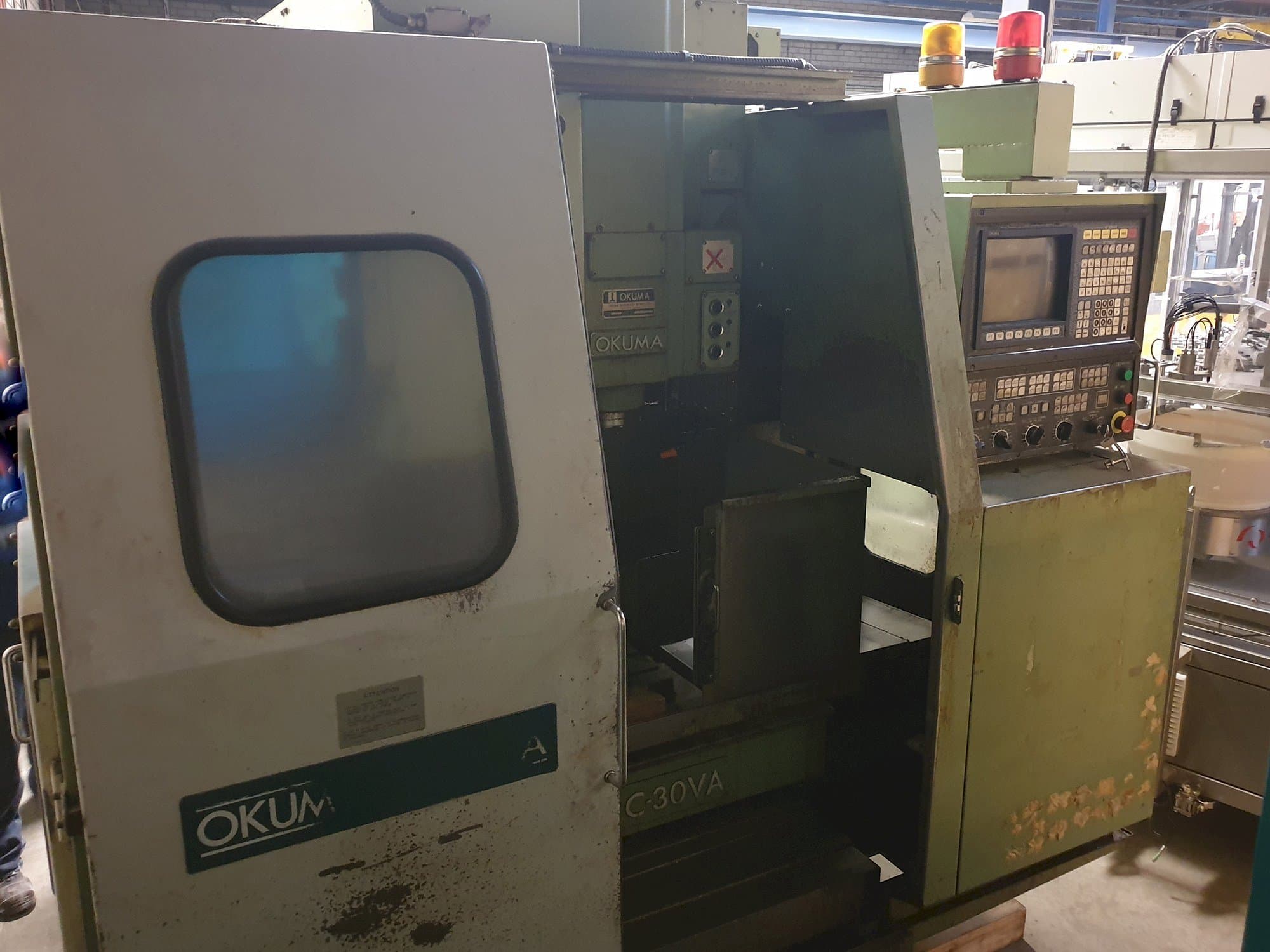 A Okuma MC-30VA gép bal oldali nézete
