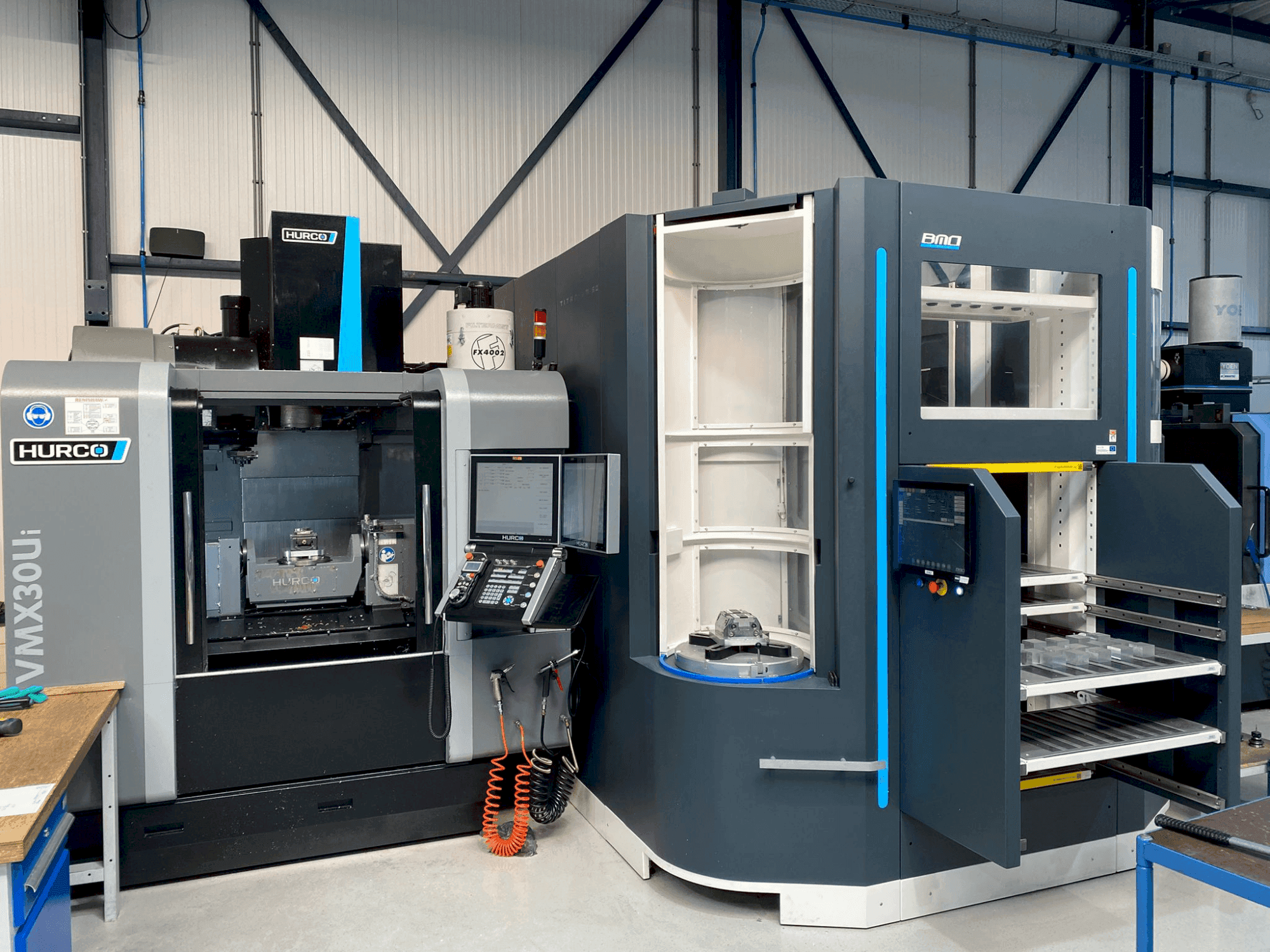 A Hurco VMX30Ui + BMO Automation Titanium 50  gép elölnézete