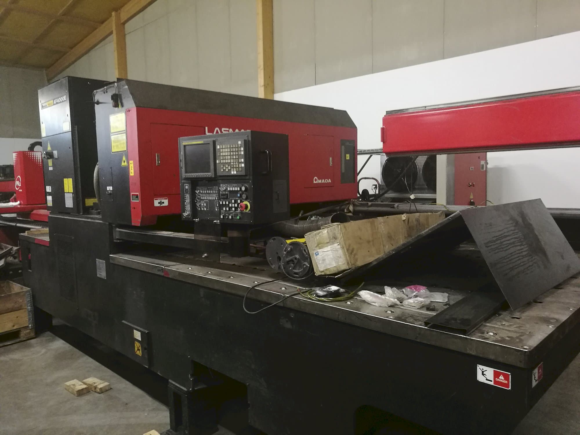 A AMADA LC 2415 α3  gép jobb nézete
