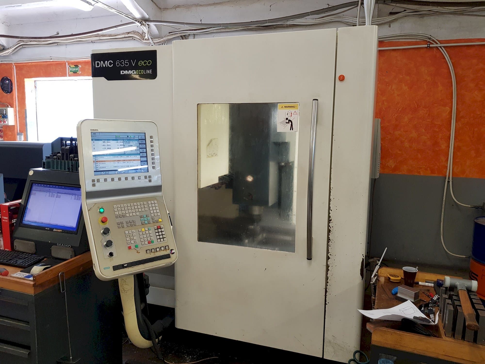 A DMG DMC 635 V eco  gép elölnézete