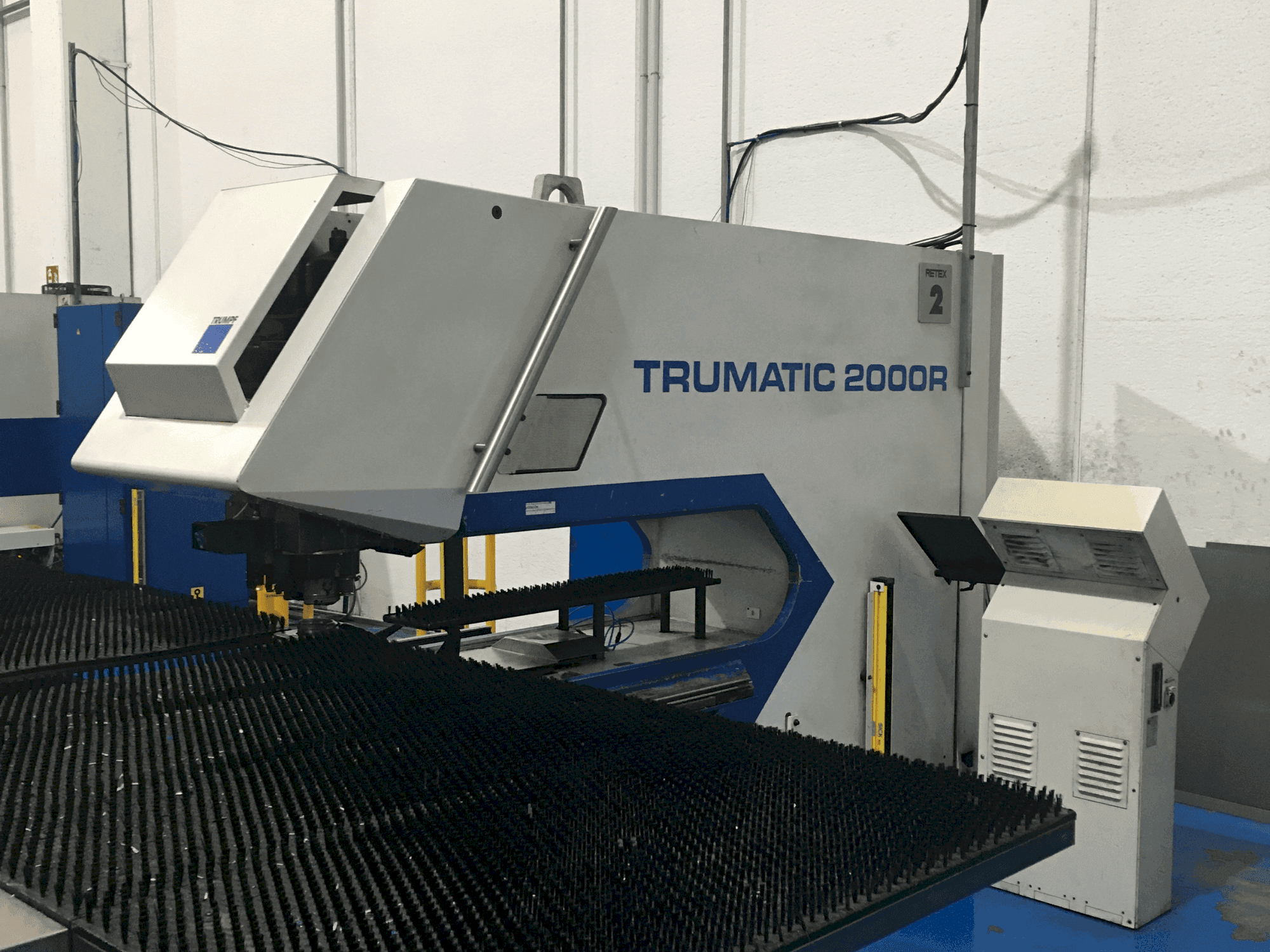 A TRUMPF TC2000R  gép elölnézete