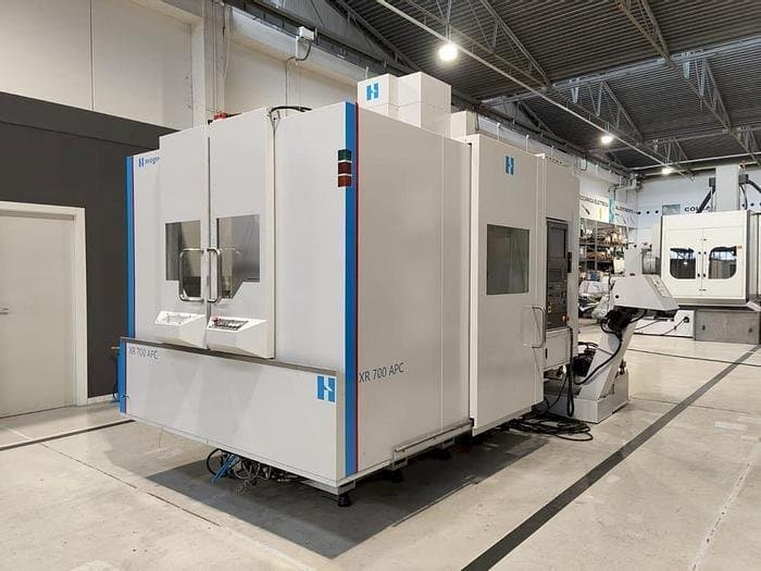 A Bridgeport XR-700 APC  gép elölnézete