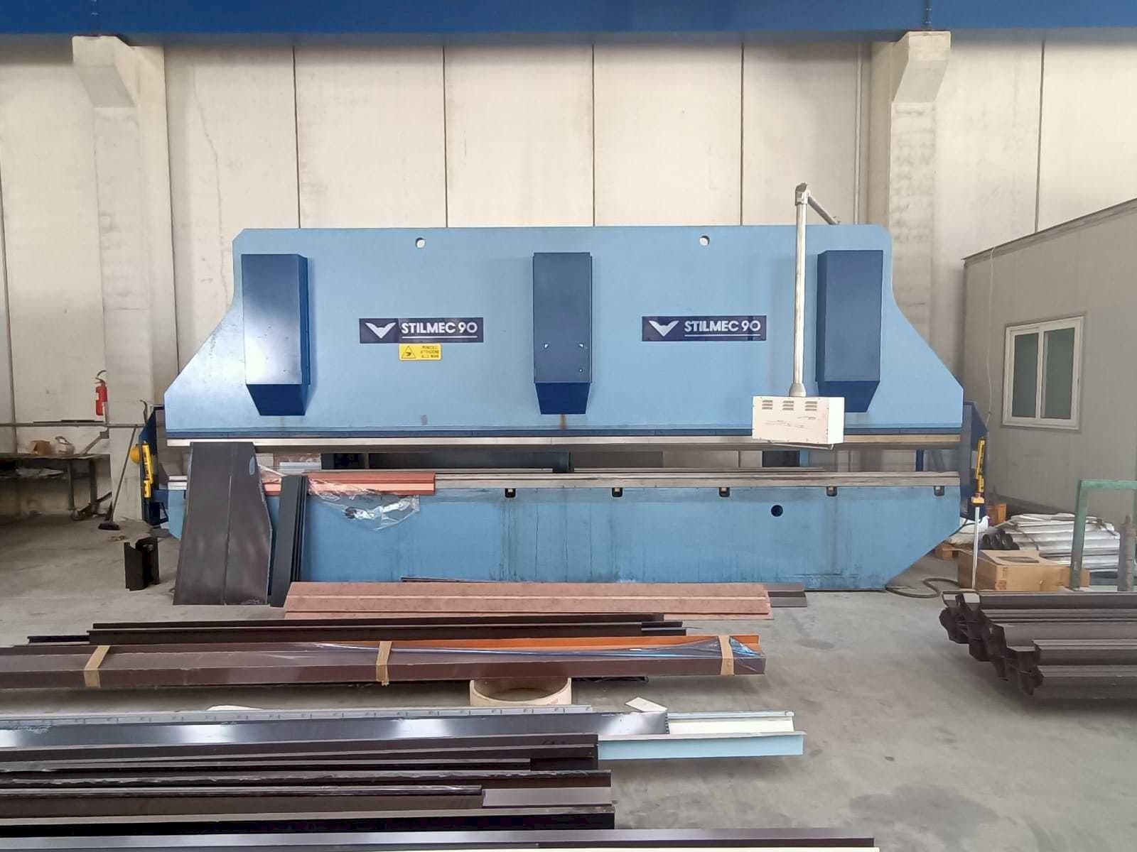 A Stillmec 90 6500 x 200 ton  gép elölnézete