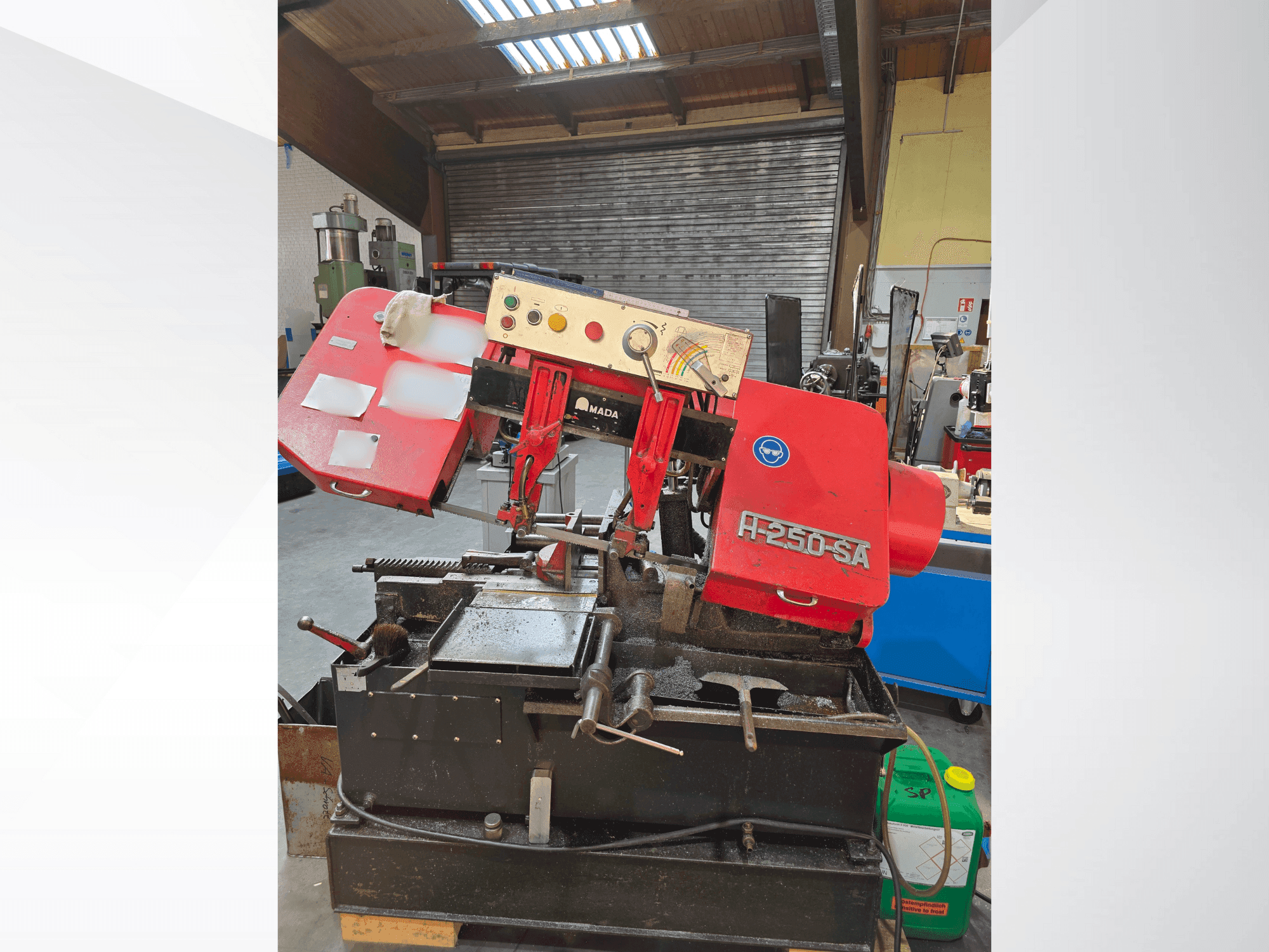 A AMADA H-250SA  gép elölnézete