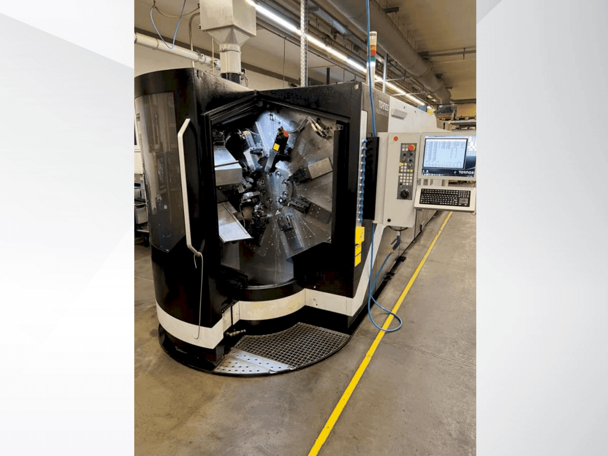 A Tornos MultiSwiss 8x26 gép elölnézete