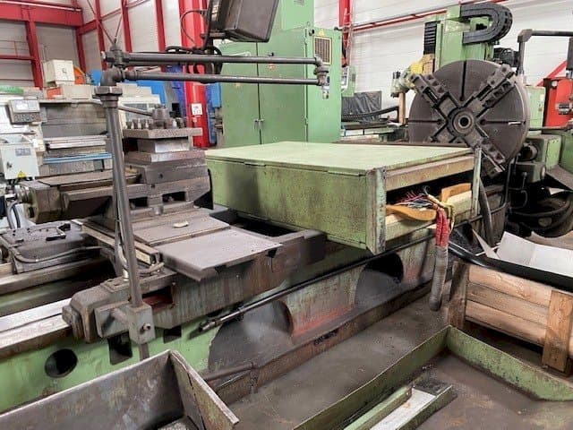 A TOS SU 100/8000  gép elölnézete