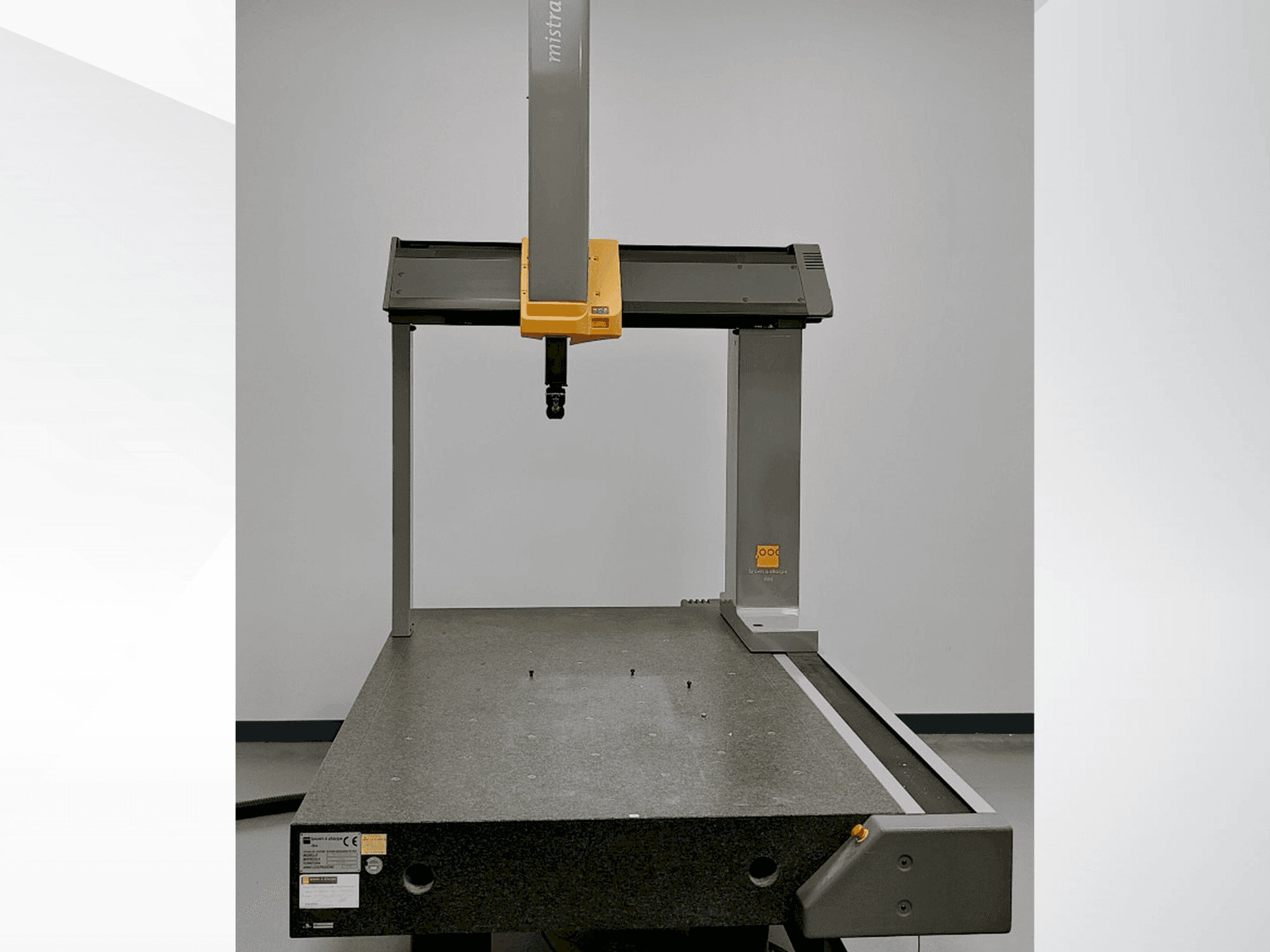 A BROWN & SHARPE Mistral  gép elölnézete