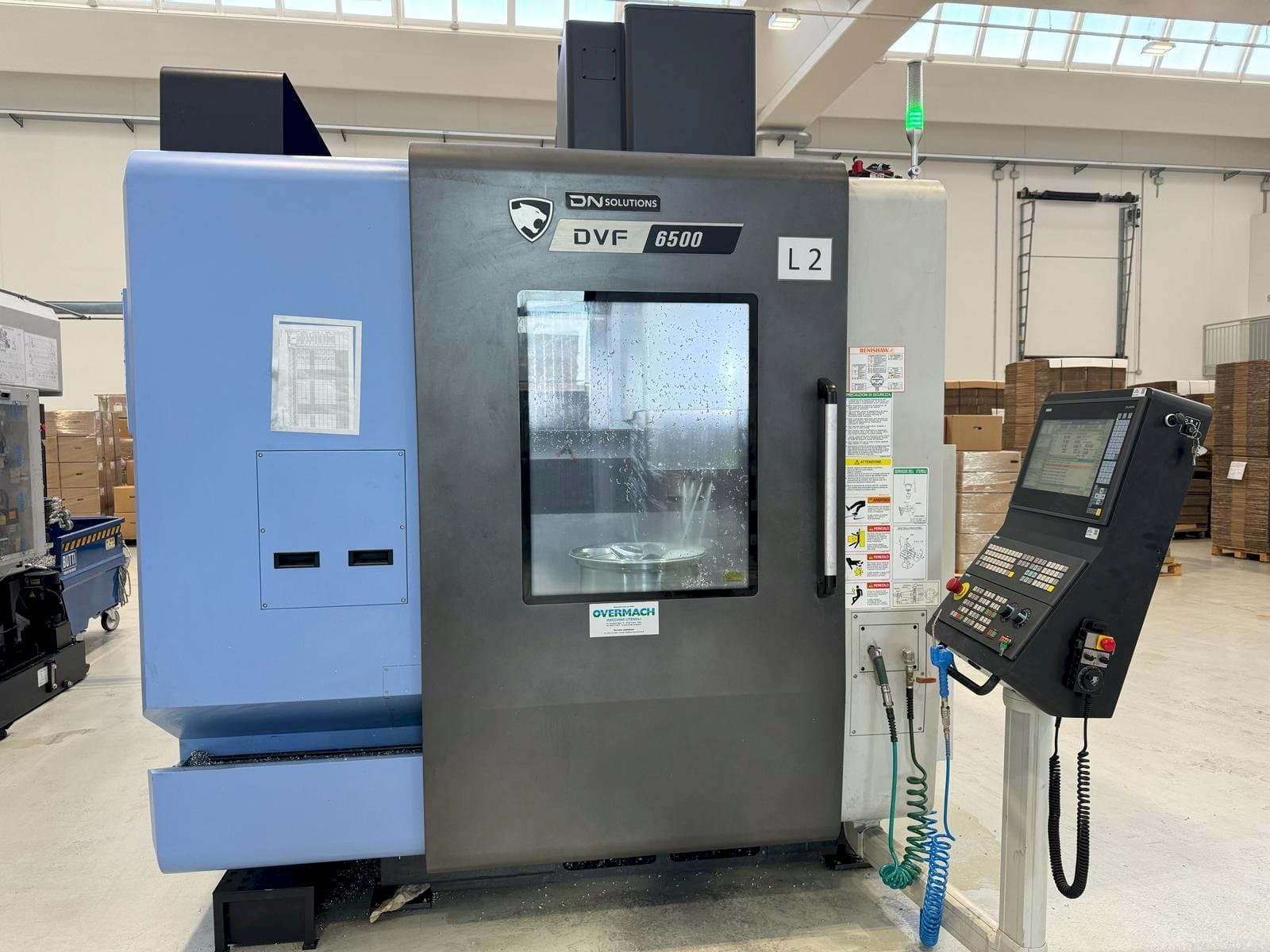 A DN SOLUTIONS DVF 6500  gép elölnézete