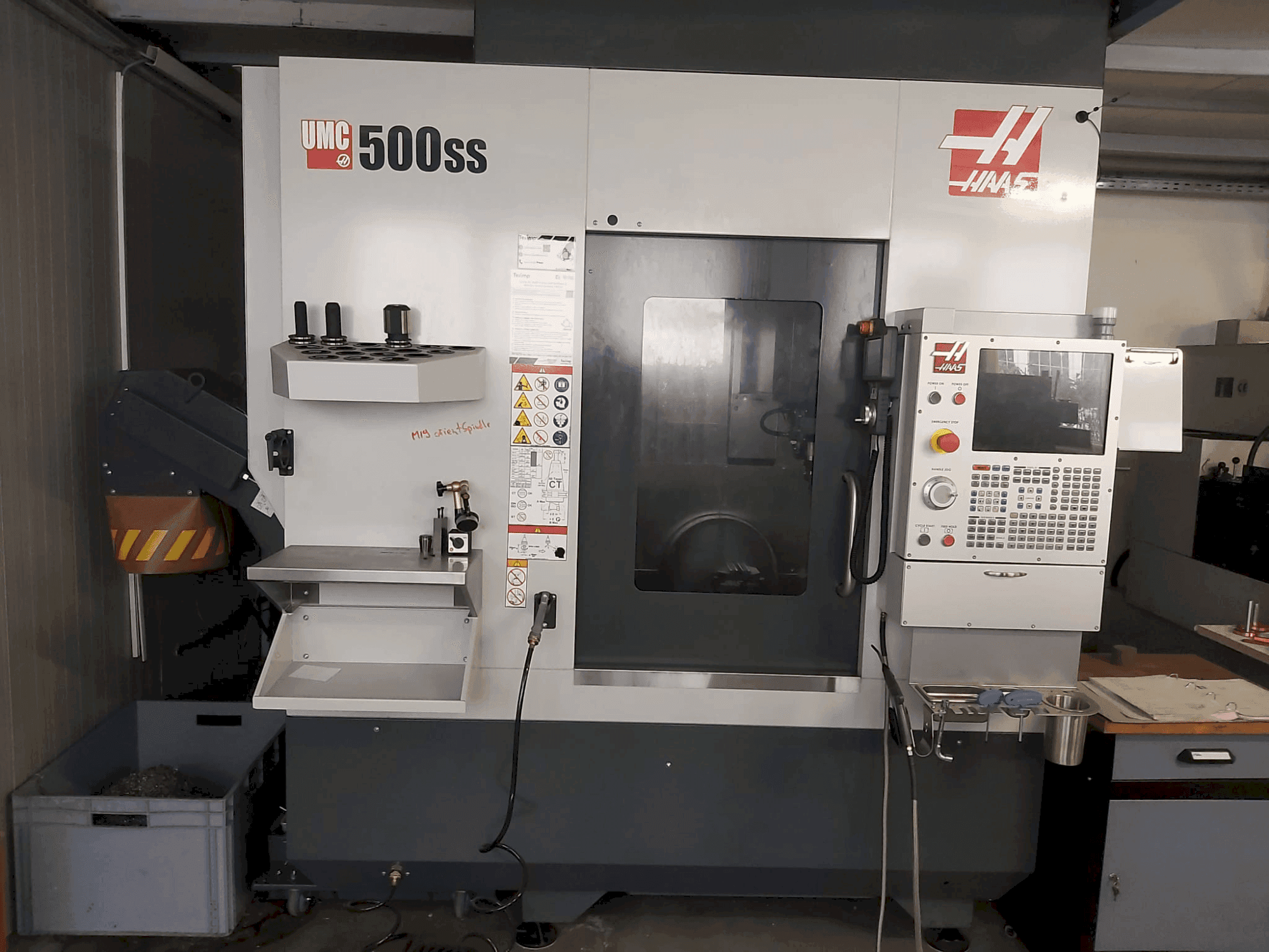 A HAAS UMC-500SS  gép elölnézete