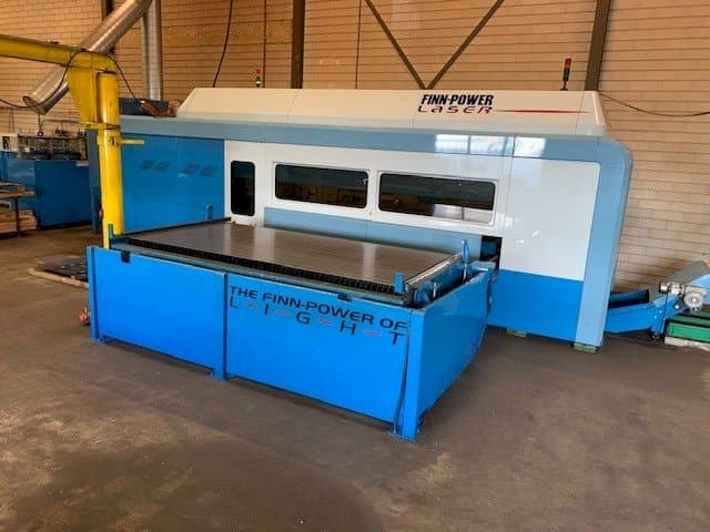 A Finn-Power FPL6-BL  gép elölnézete