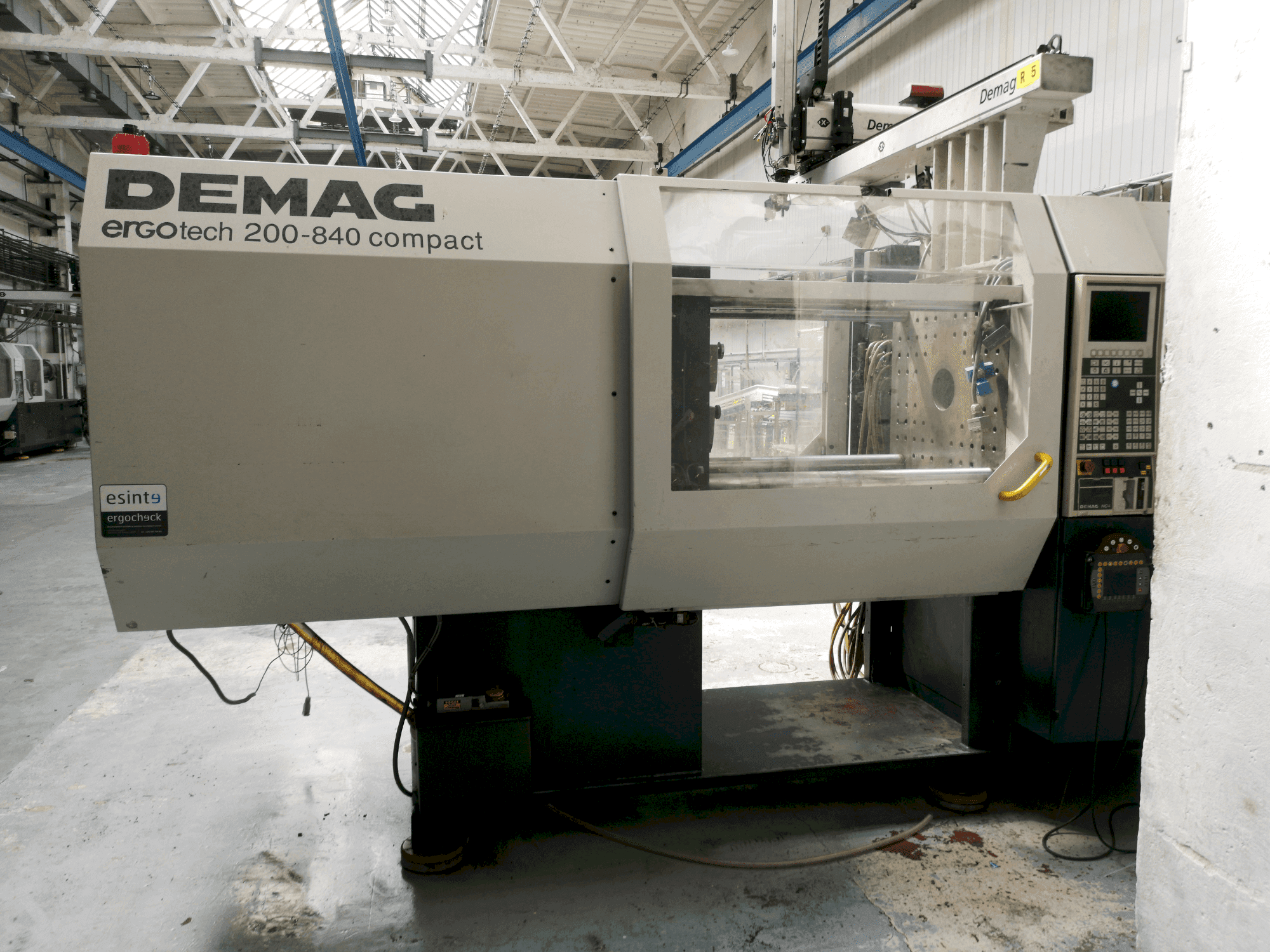 A DEMAG Ergotech 200-840 Compact  gép elölnézete