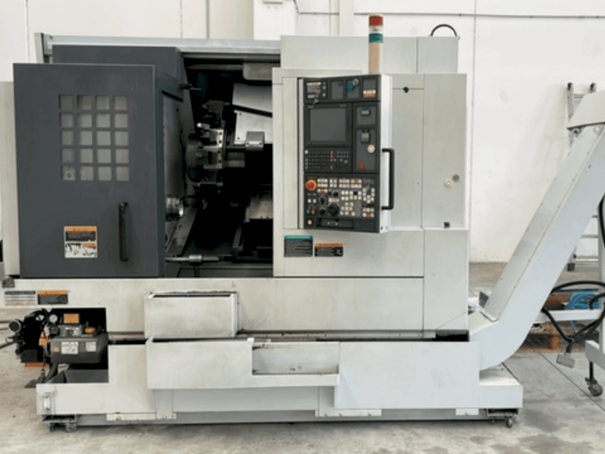 A MORI SEIKI NL 2000Y/500  gép elölnézete