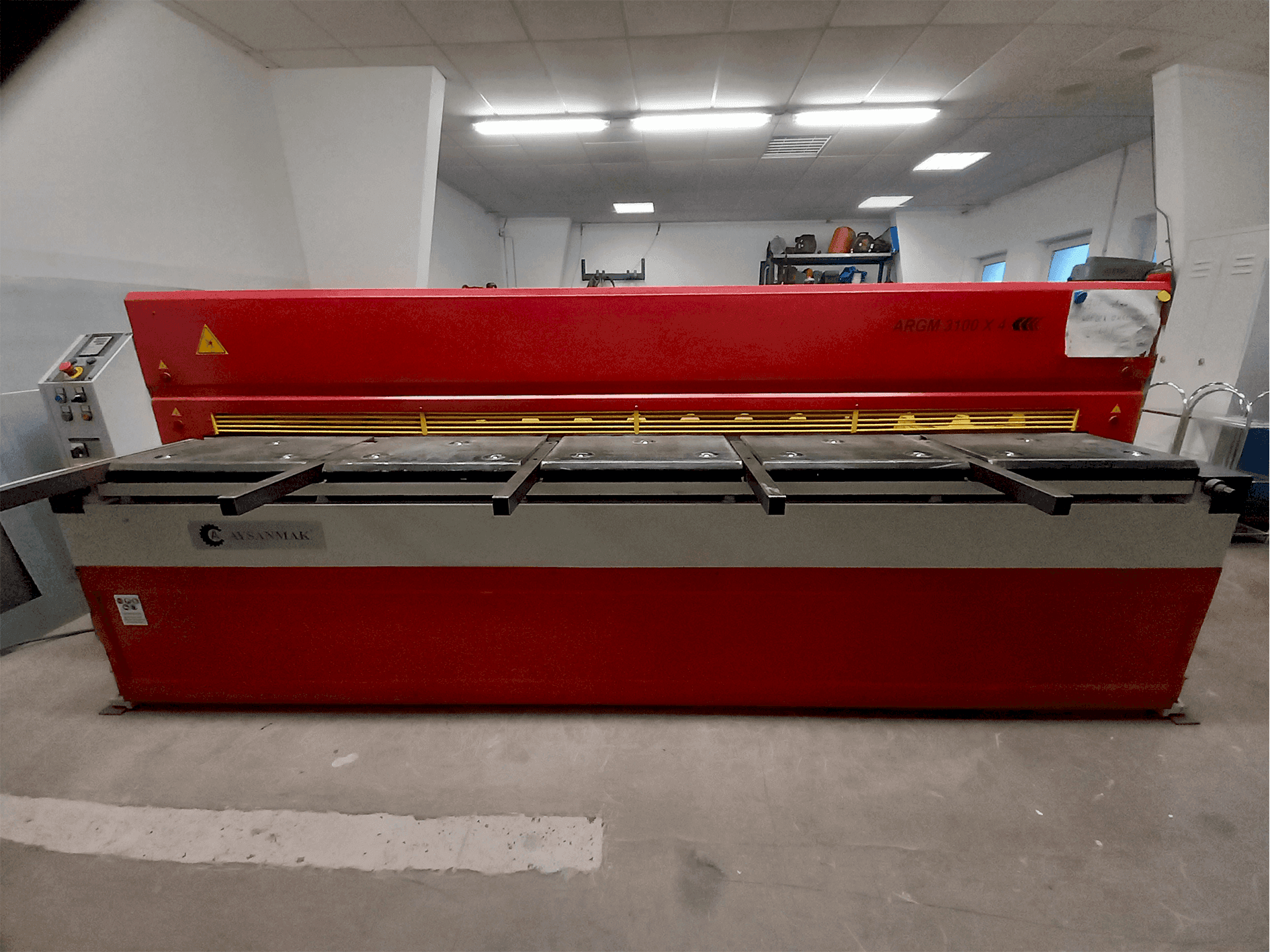 A AYSANMAK ARGM 3100 x 4  gép elölnézete