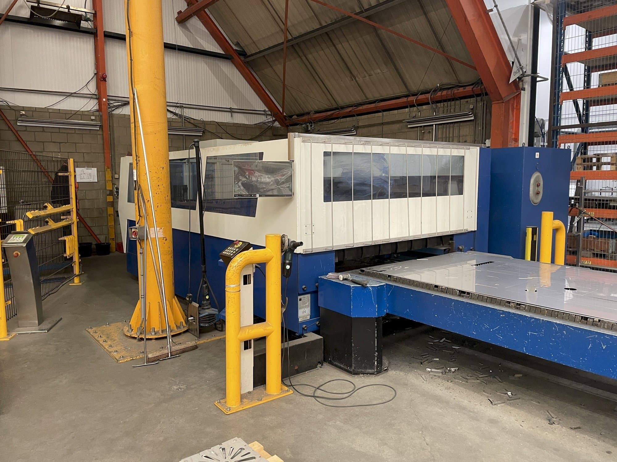 A Trumpf Trumatic L3050 5kW  gép elölnézete