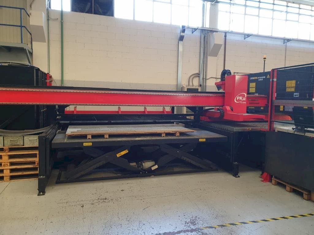 A AMADA LC 2415 ALFA IV  gép elölnézete