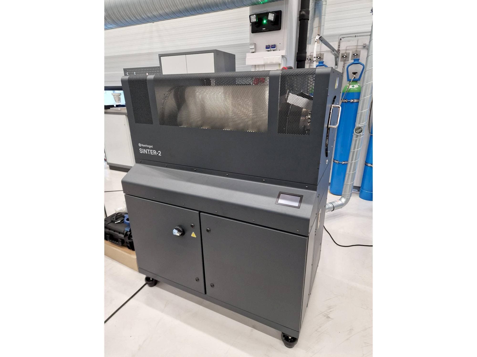 A MARKFORGED Metal X  gép elölnézete